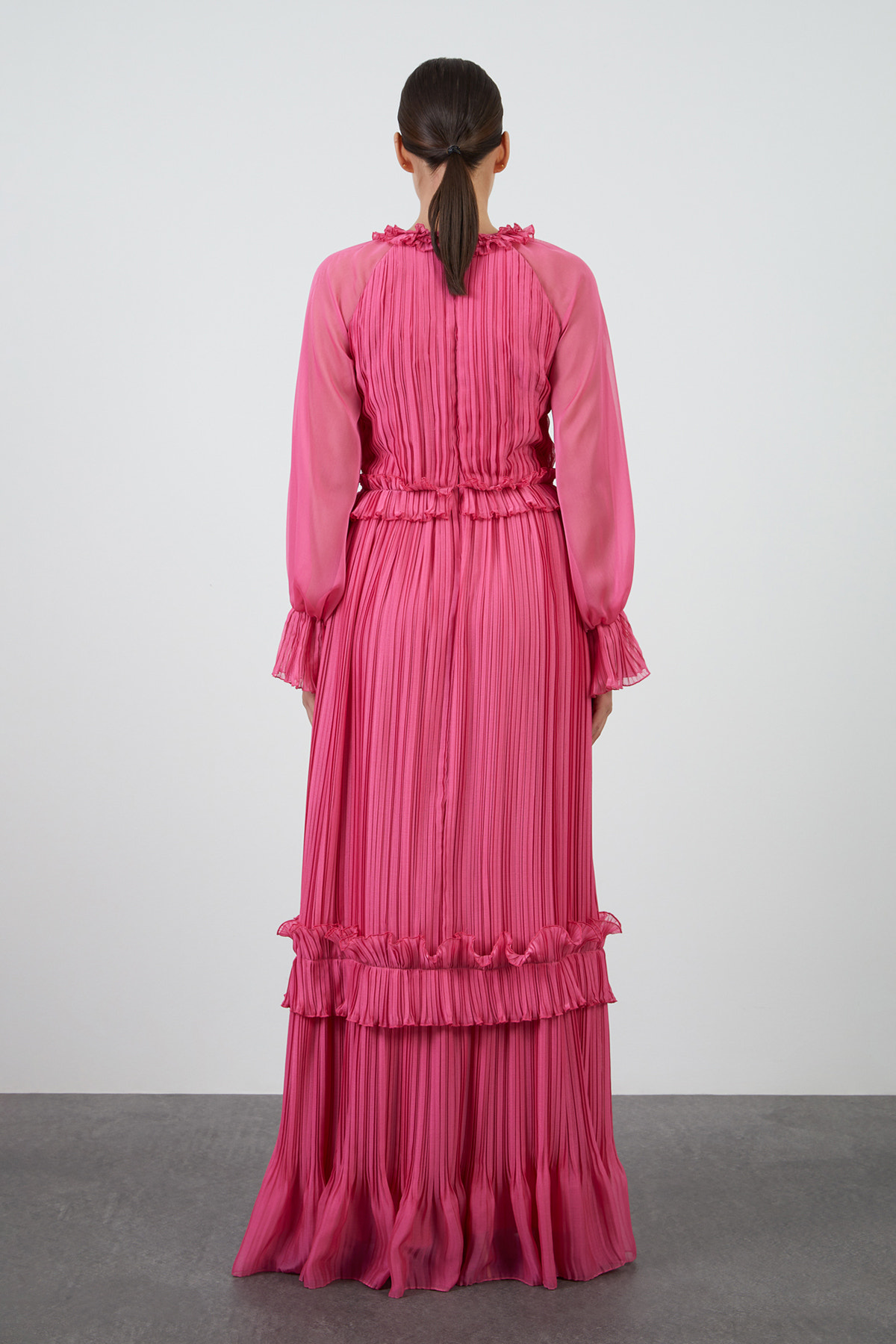 İşleme Detaylı Fırfırlı Piliseli Uzun Elbise