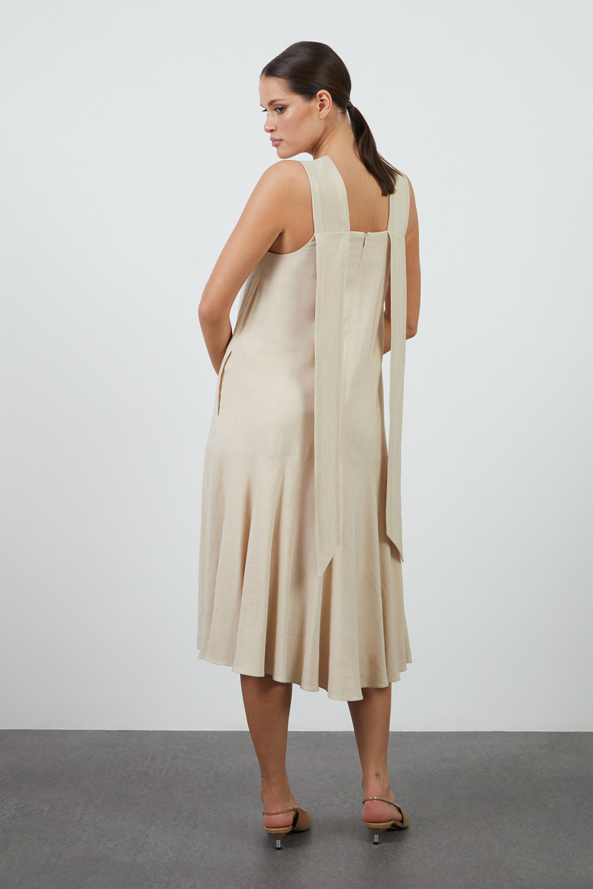 Askıları Nakışlı Ve İşlemeli Midi Boy Elbise