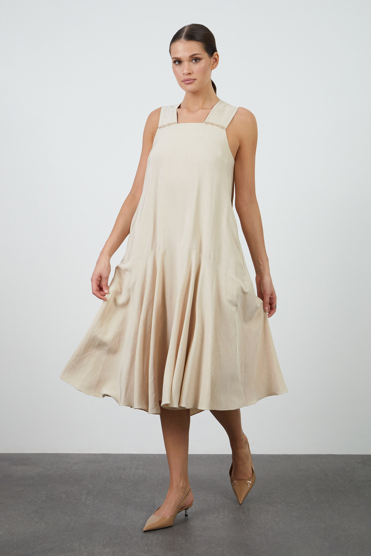 Askıları Nakışlı Ve İşlemeli Midi Boy Elbise