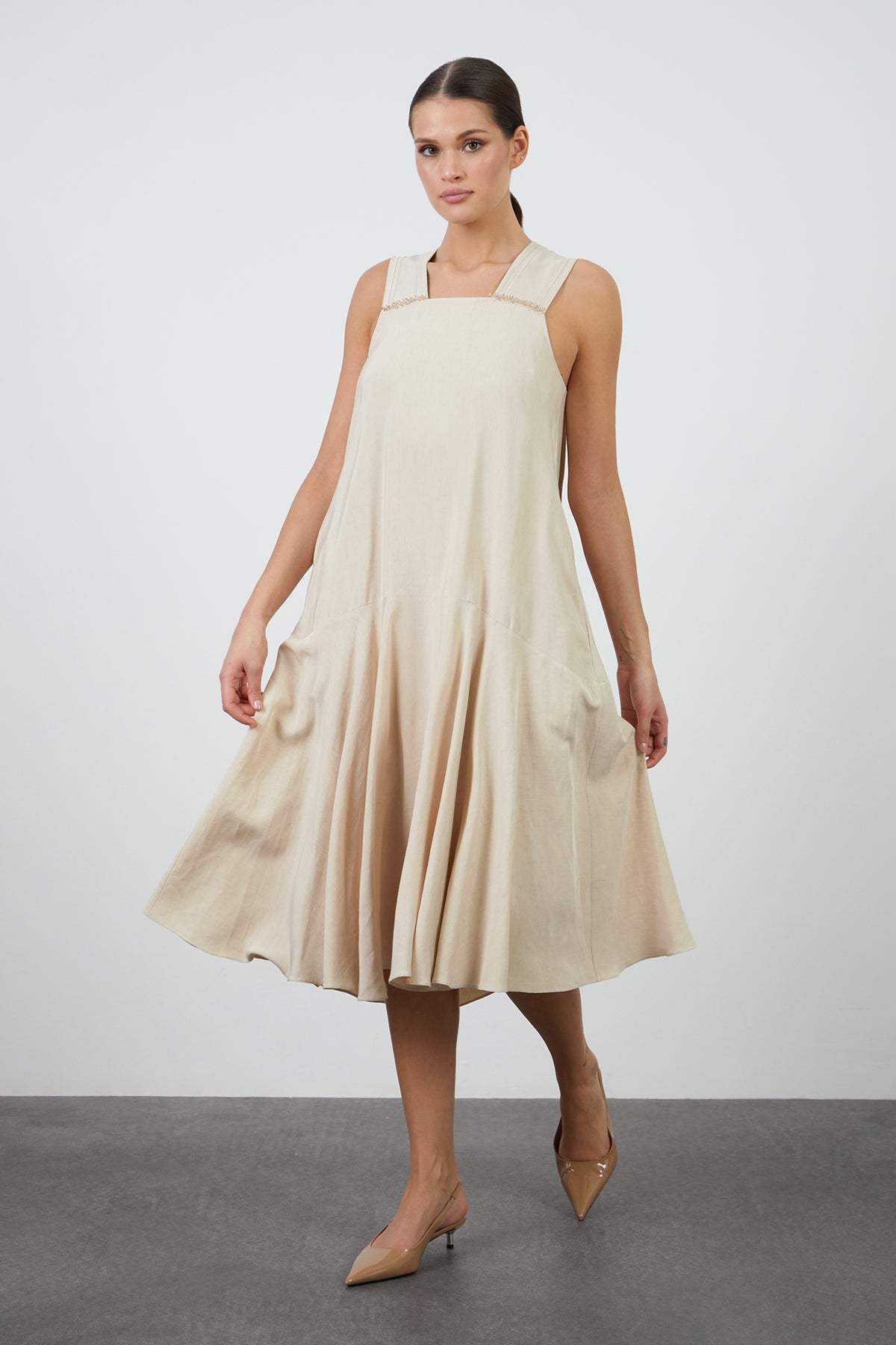 Askıları Nakışlı Ve İşlemeli Midi Boy Elbise