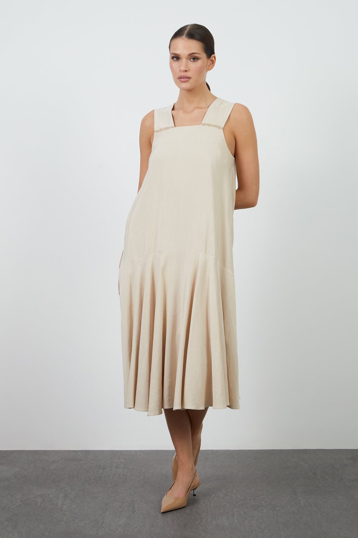 Askıları Nakışlı Ve İşlemeli Midi Boy Elbise