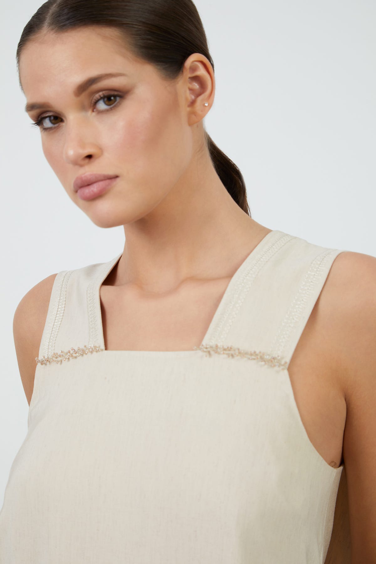 Askıları Nakışlı Ve İşlemeli Midi Boy Elbise