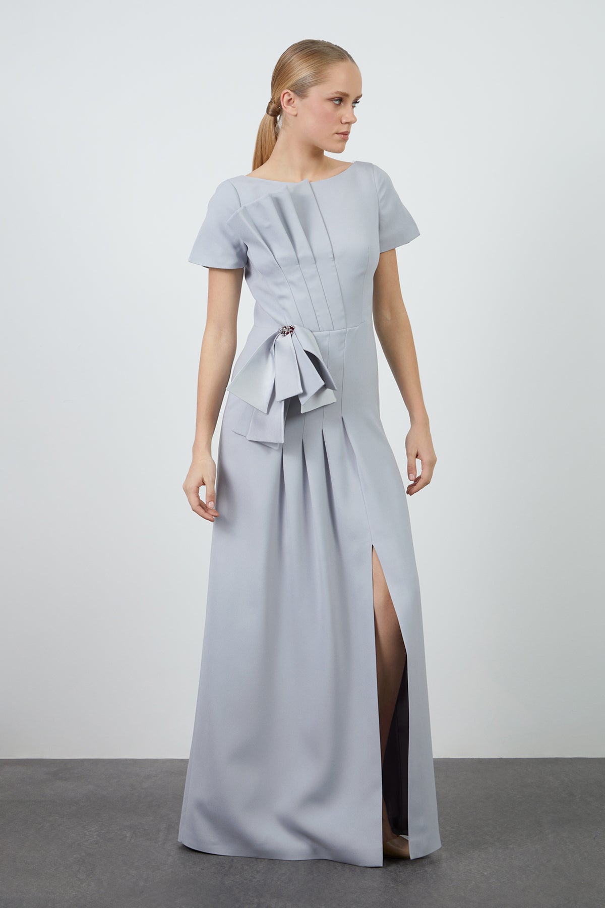 Pili Katlamalı Seyyar Broşlu Uzun Elbise