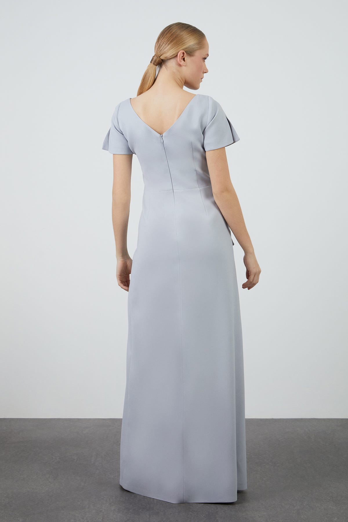 Pili Katlamalı Seyyar Broşlu Uzun Elbise