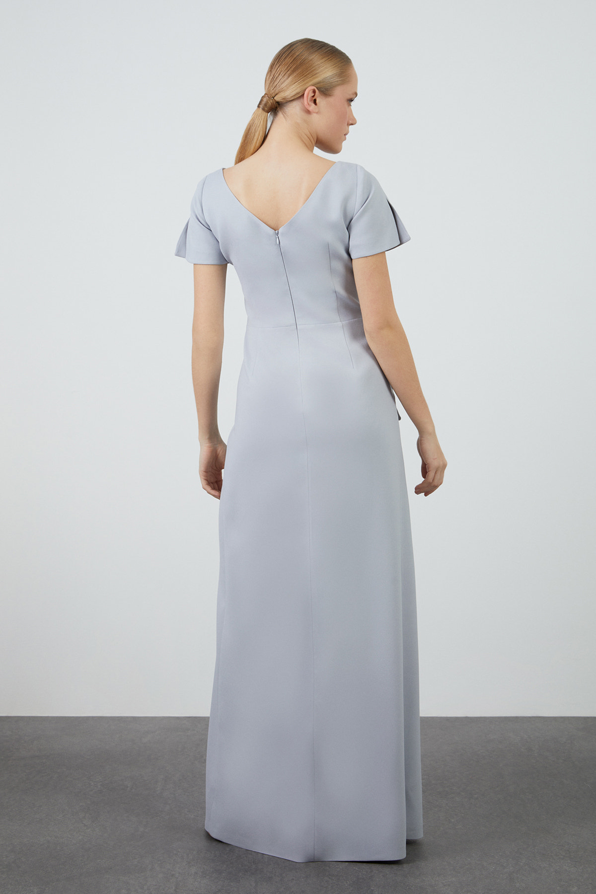 Pili Katlamalı Seyyar Broşlu Uzun Elbise