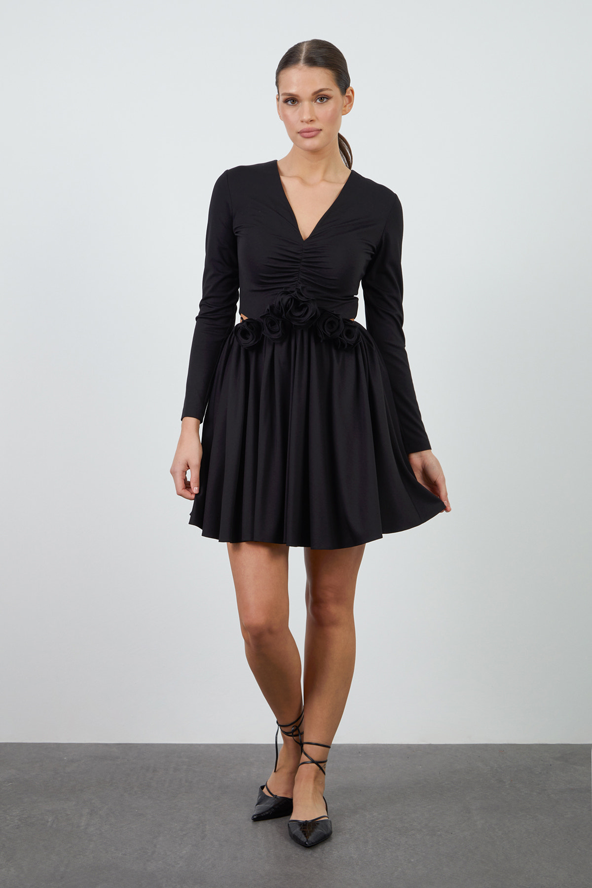 Çiçek Detaylı Beli Pencereli Mini Elbise