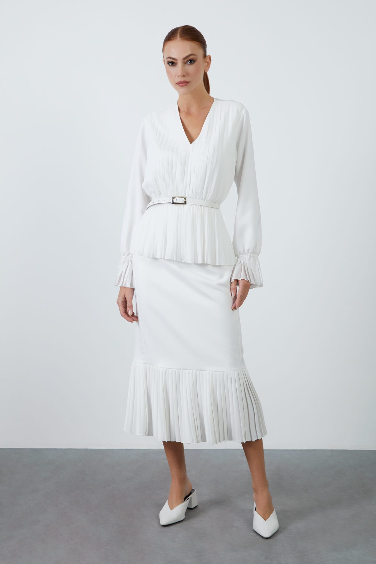 Beli Kemerli Pliseli Etek Ve V Yaka Bluzlu Takım