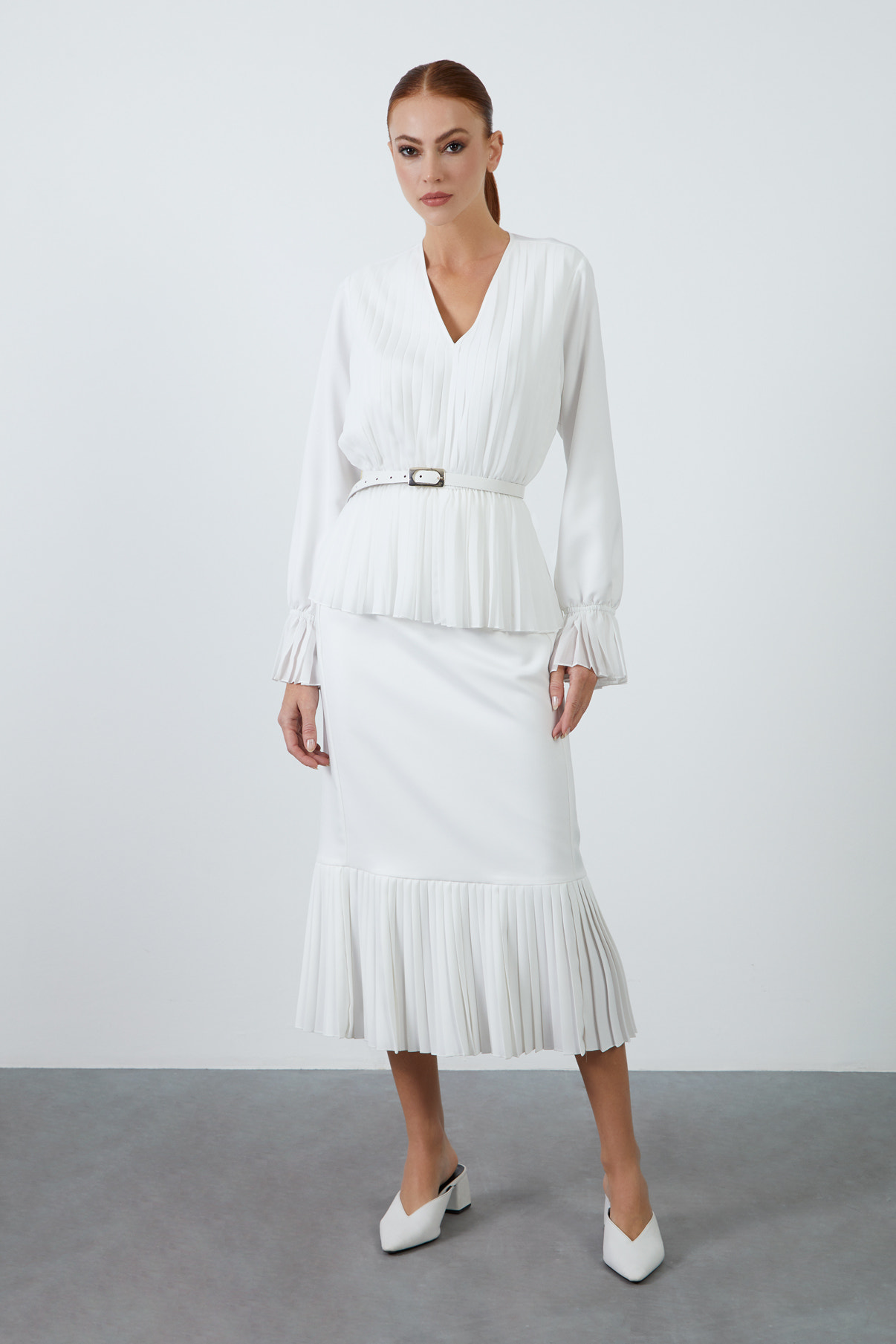 Beli Kemerli Pliseli Etek Ve V Yaka Bluzlu Takım