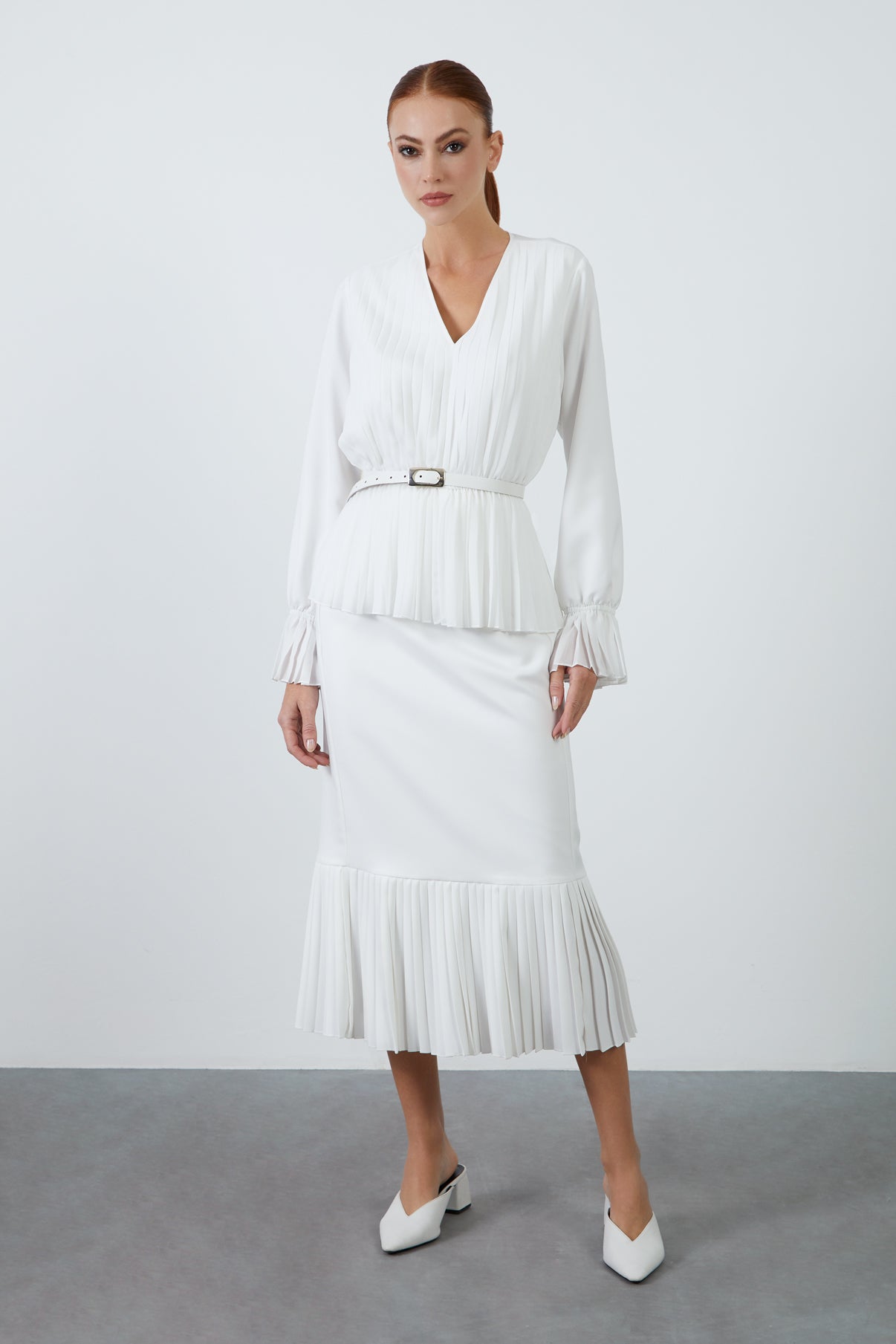 Beli Kemerli Pliseli Etek Ve V Yaka Bluzlu Takım