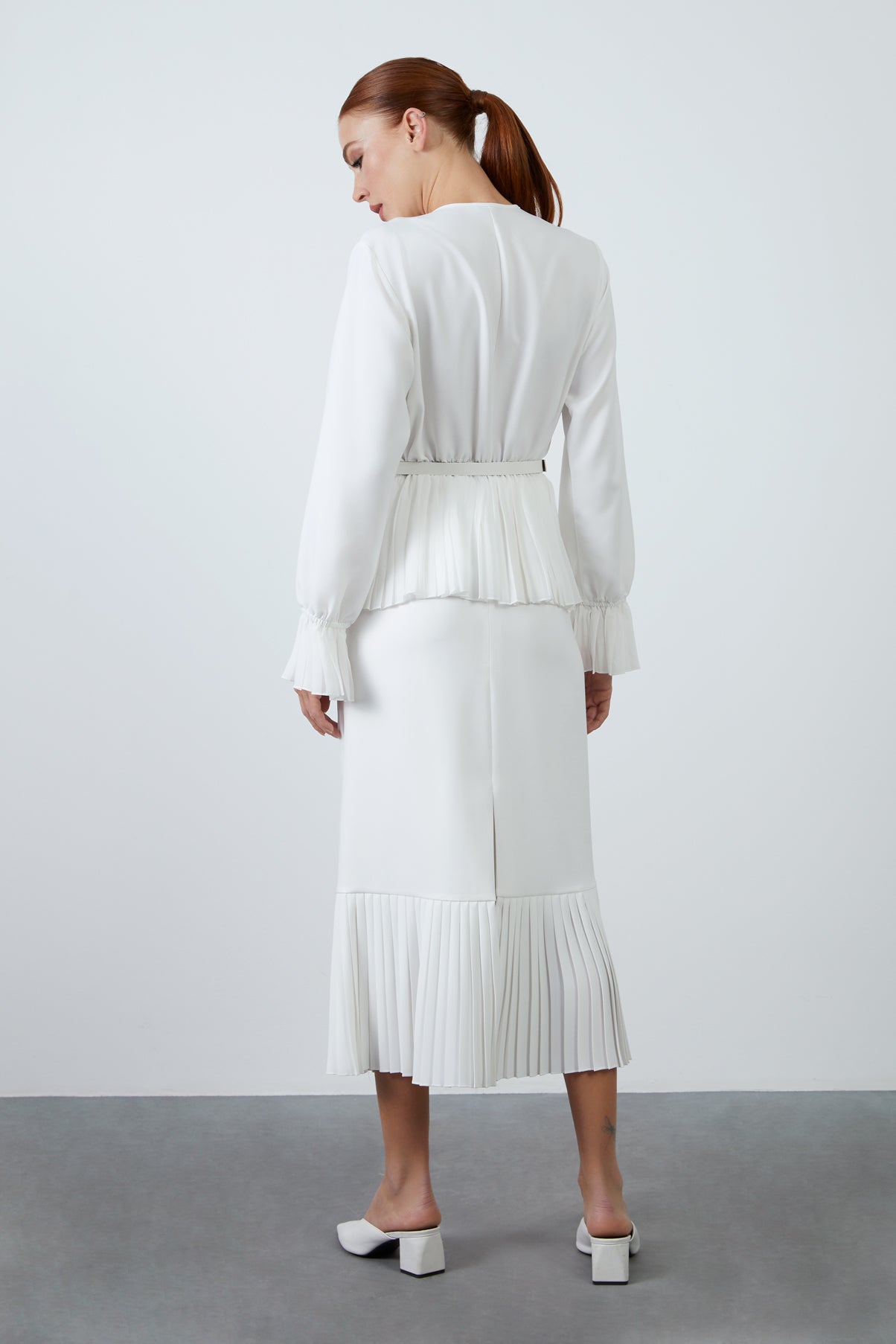 Beli Kemerli Pliseli Etek Ve V Yaka Bluzlu Takım