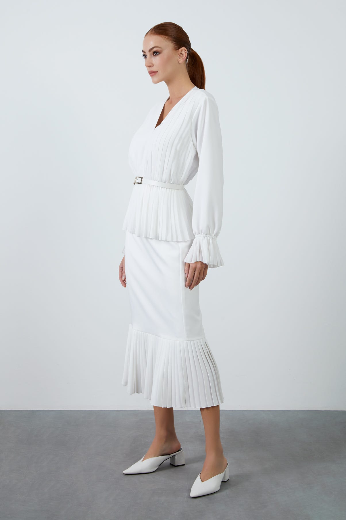 Beli Kemerli Pliseli Etek Ve V Yaka Bluzlu Takım