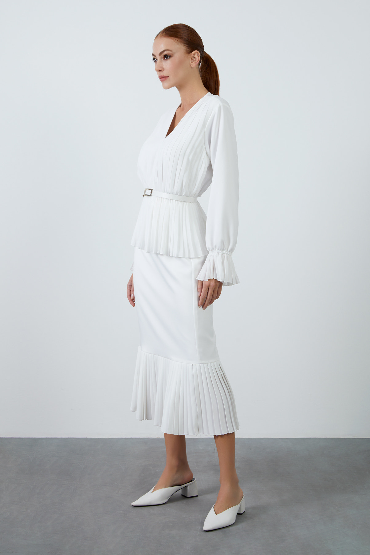 Beli Kemerli Pliseli Etek Ve V Yaka Bluzlu Takım