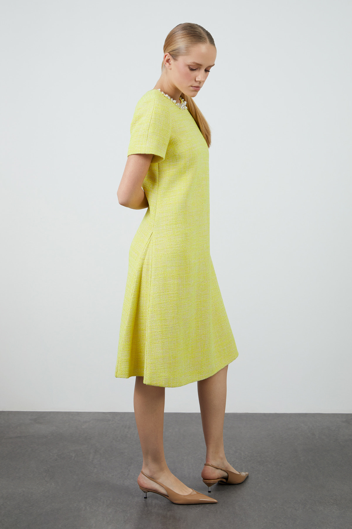 Arka Yaka Toka Detaylı Tüvit Midi Elbise