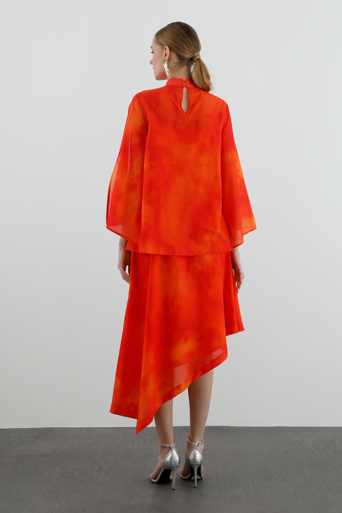 Dantel Detaylı Belden Pileli Midi Kollu Uzun Elbise