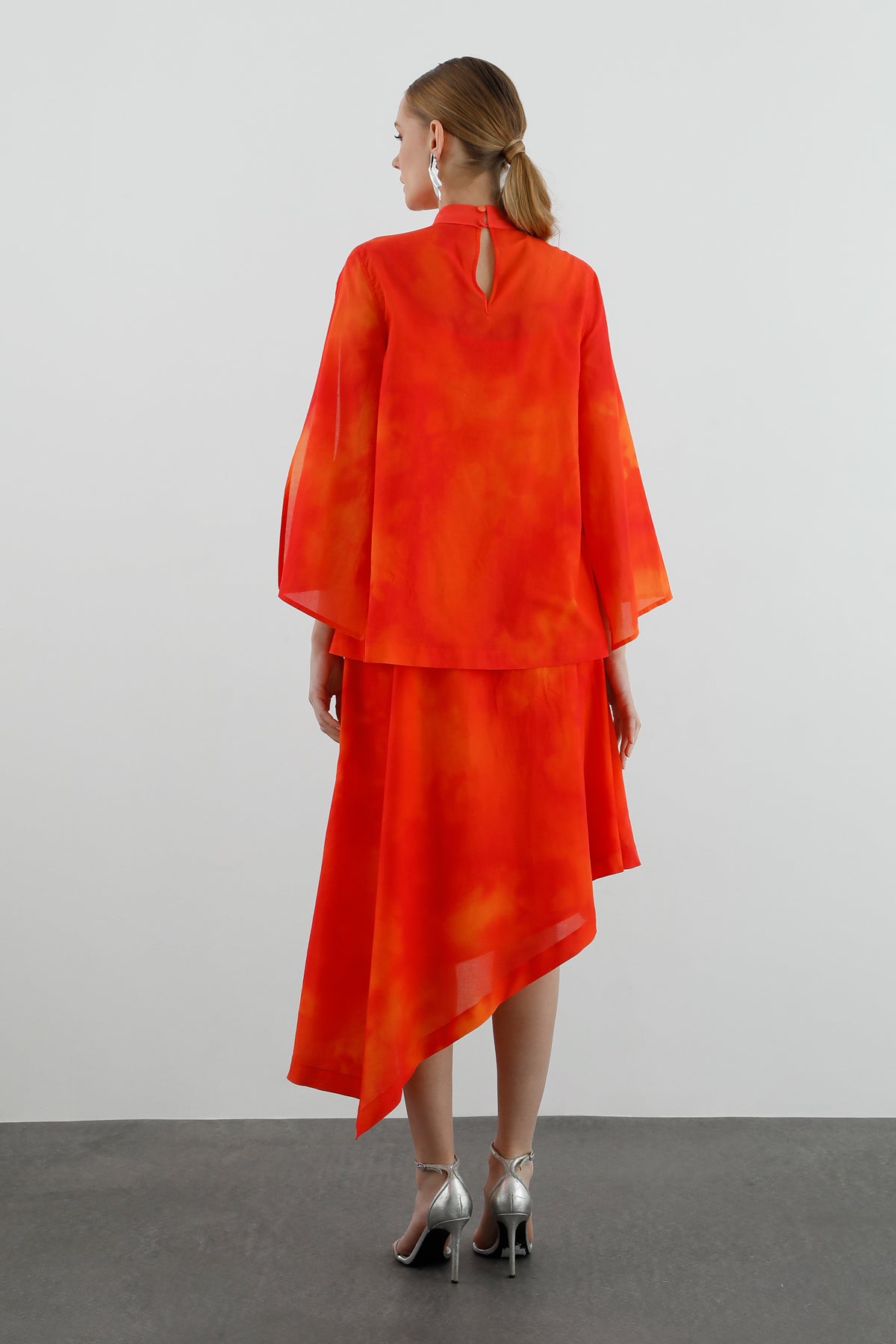 Dantel Detaylı Belden Pileli Uzun Kollu Uzun Elbise