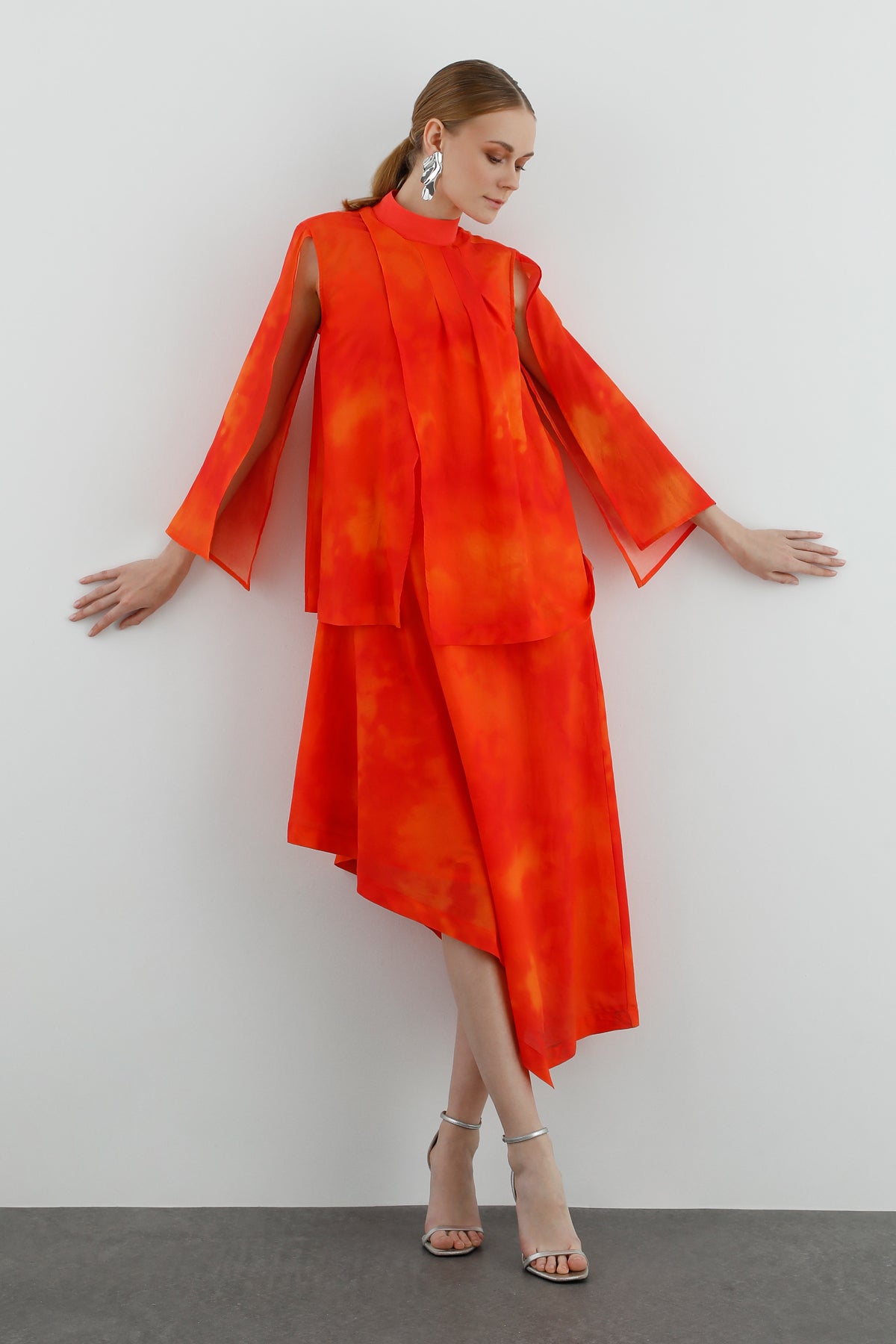 Dantel Detaylı Belden Pileli Uzun Kollu Uzun Elbise