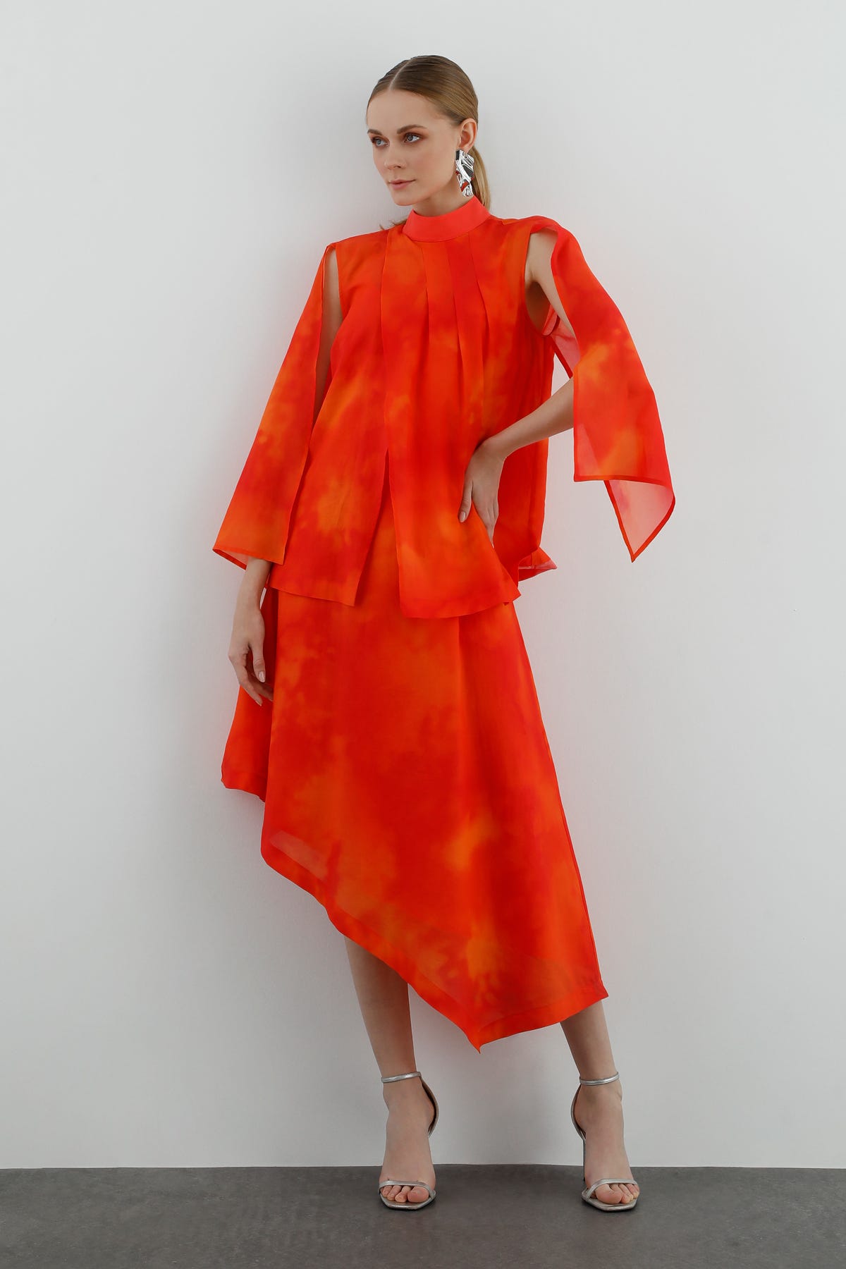 Dantel Detaylı Belden Pileli Midi Kollu Uzun Elbise