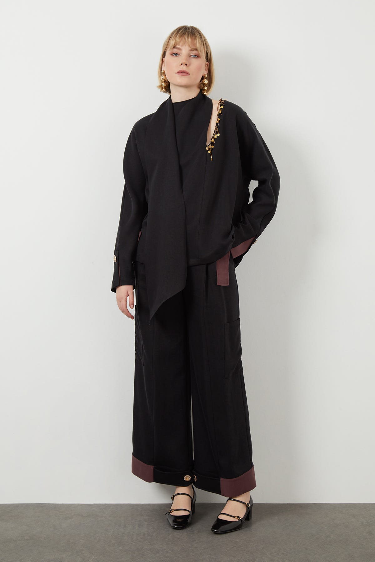 Yakasından Kuşak Detaylı İşlemeli Astarsız Uzun Kollu Bluz