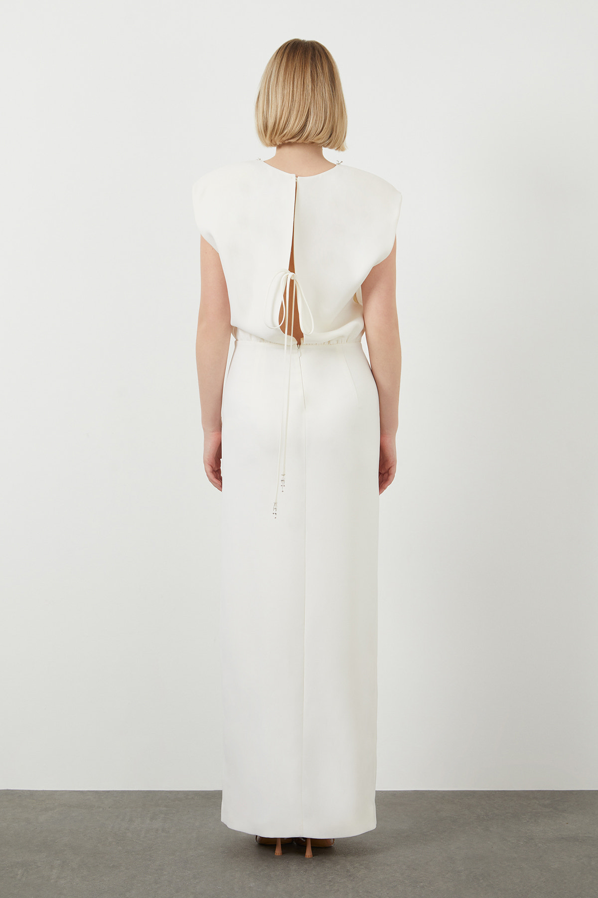 Yakası İşleme Detaylı V Yaka Yırtmaçlı Uzun Abiye Elbise