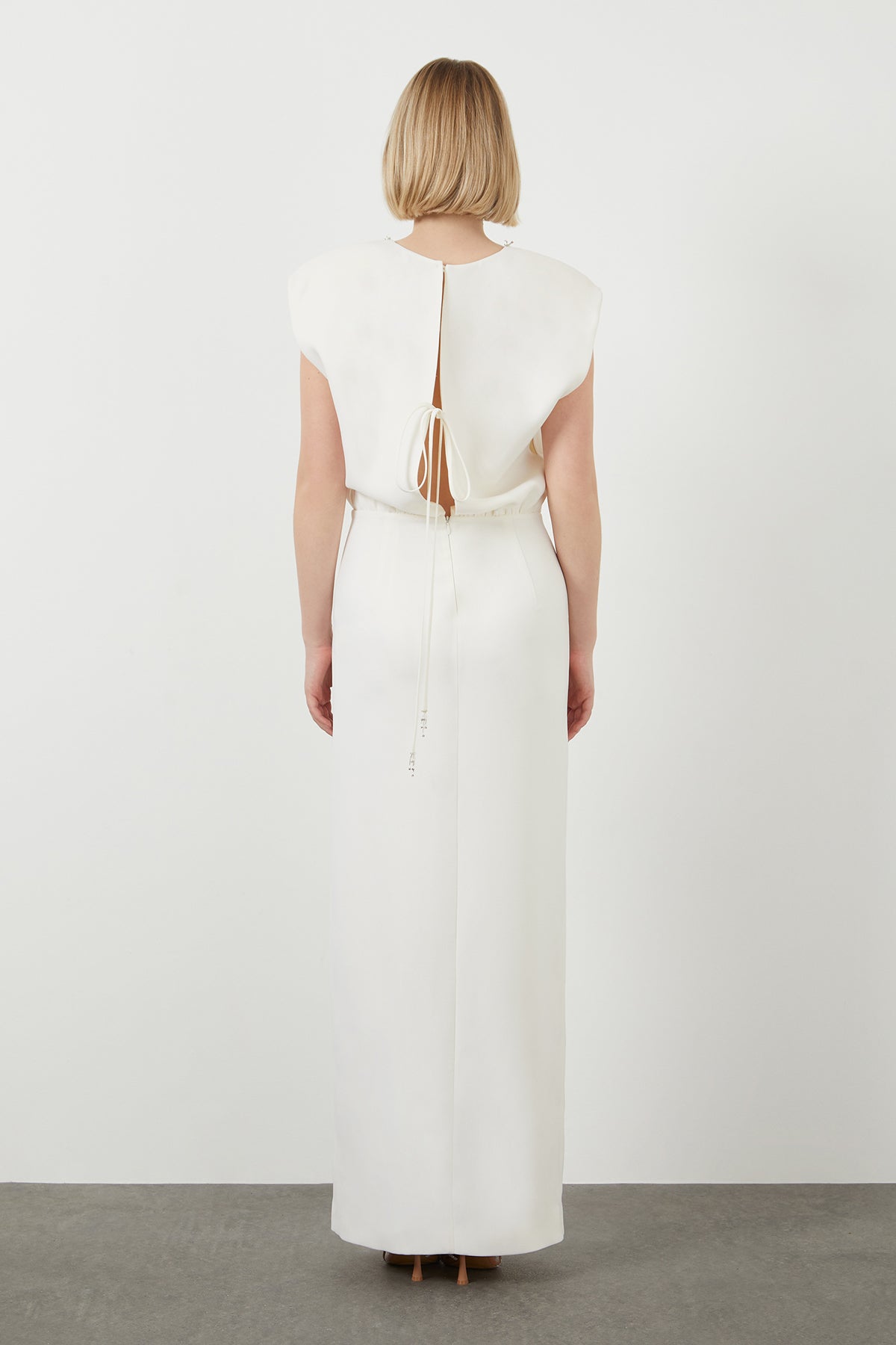 Yakası İşleme Detaylı V Yaka Yırtmaçlı Uzun Abiye Elbise