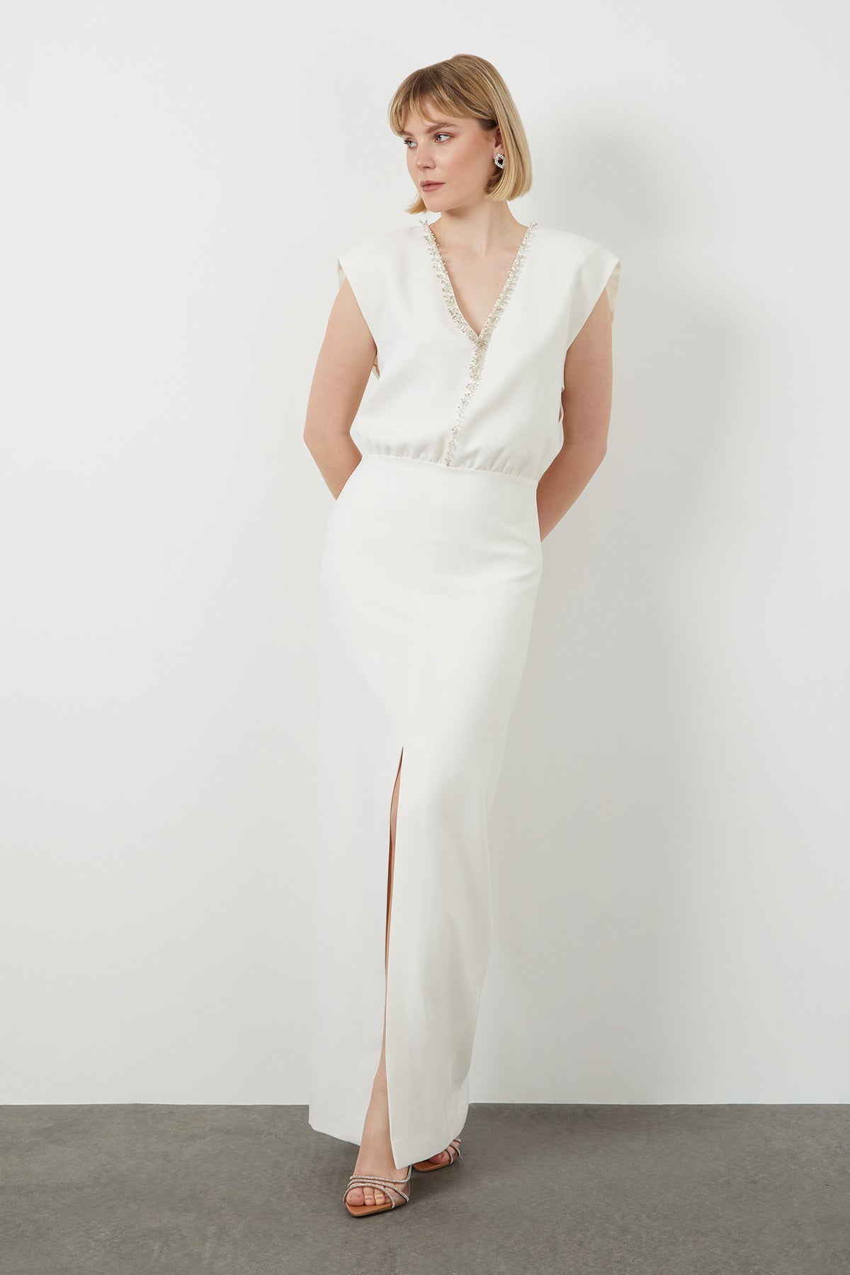 Yakası İşleme Detaylı V Yaka Yırtmaçlı Uzun Abiye Elbise