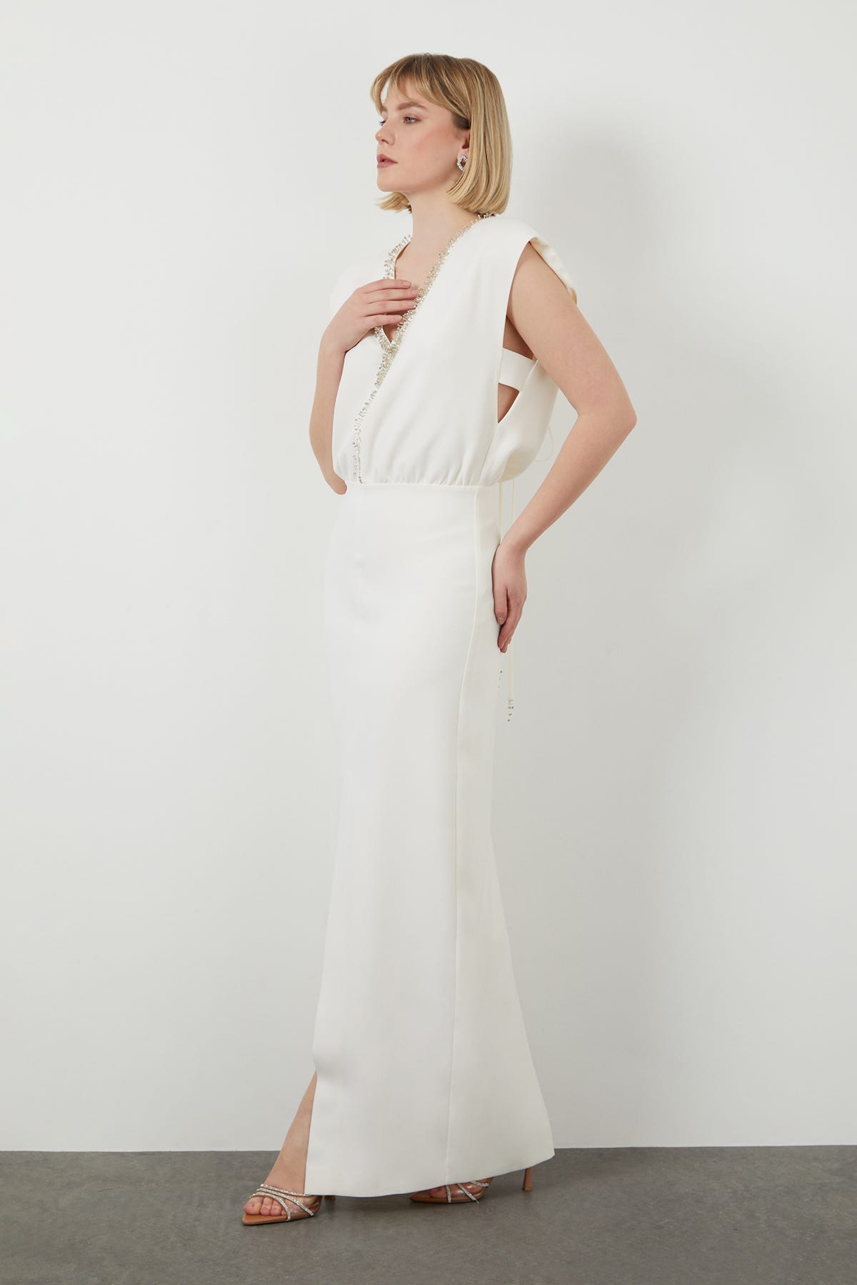 Yakası İşleme Detaylı V Yaka Yırtmaçlı Uzun Abiye Elbise