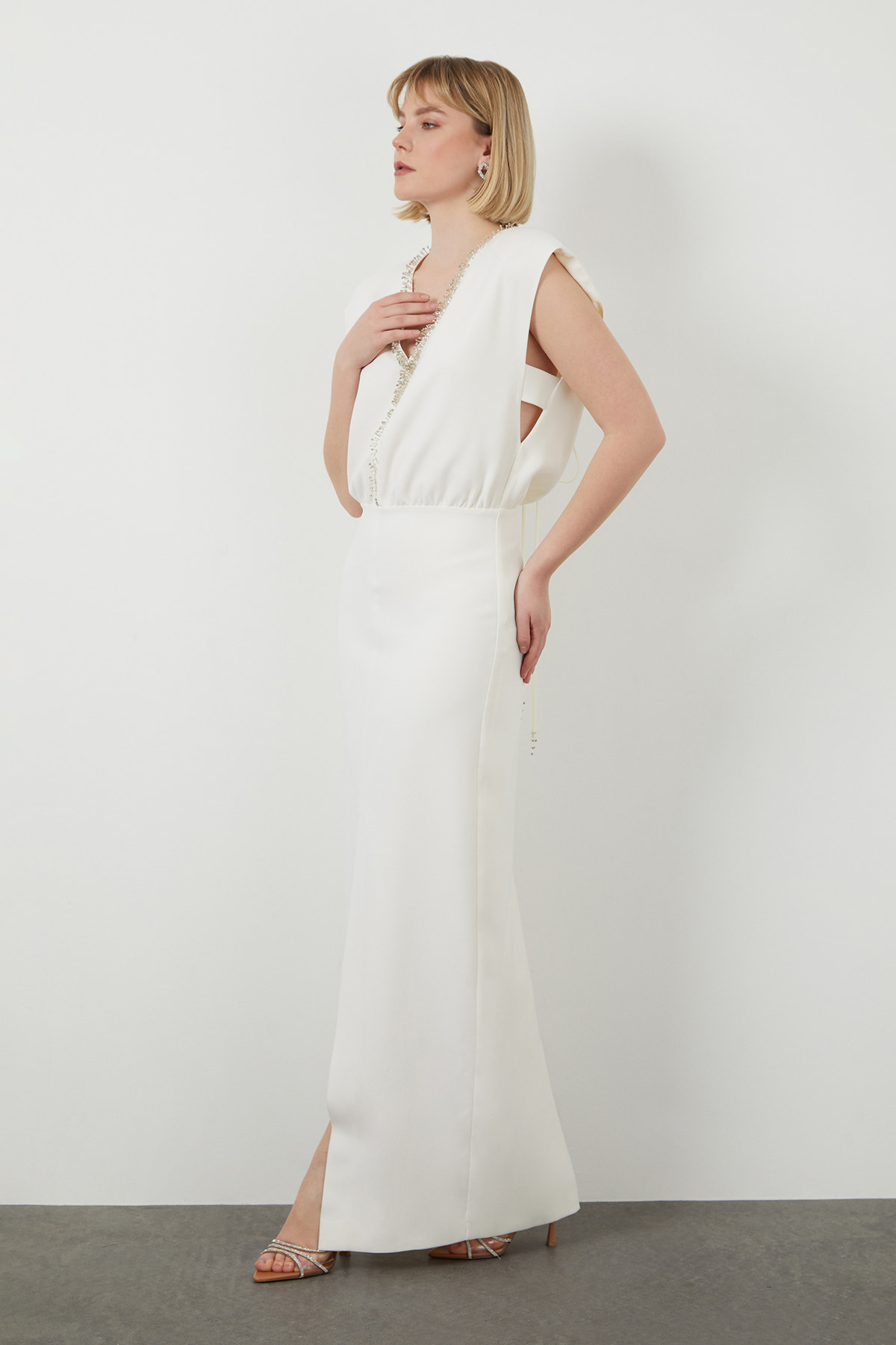 Yakası İşleme Detaylı V Yaka Yırtmaçlı Uzun Abiye Elbise