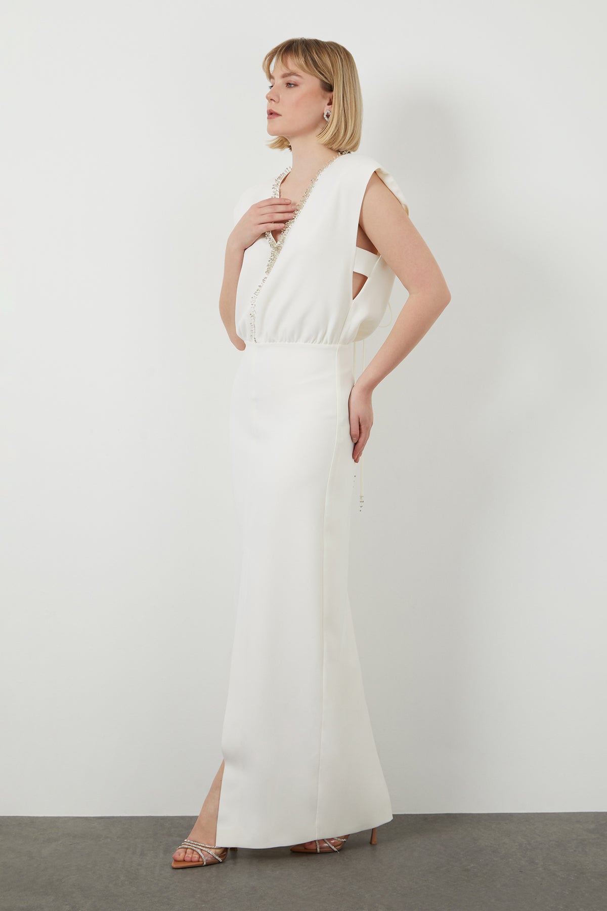 Yakası İşleme Detaylı V Yaka Yırtmaçlı Uzun Abiye Elbise