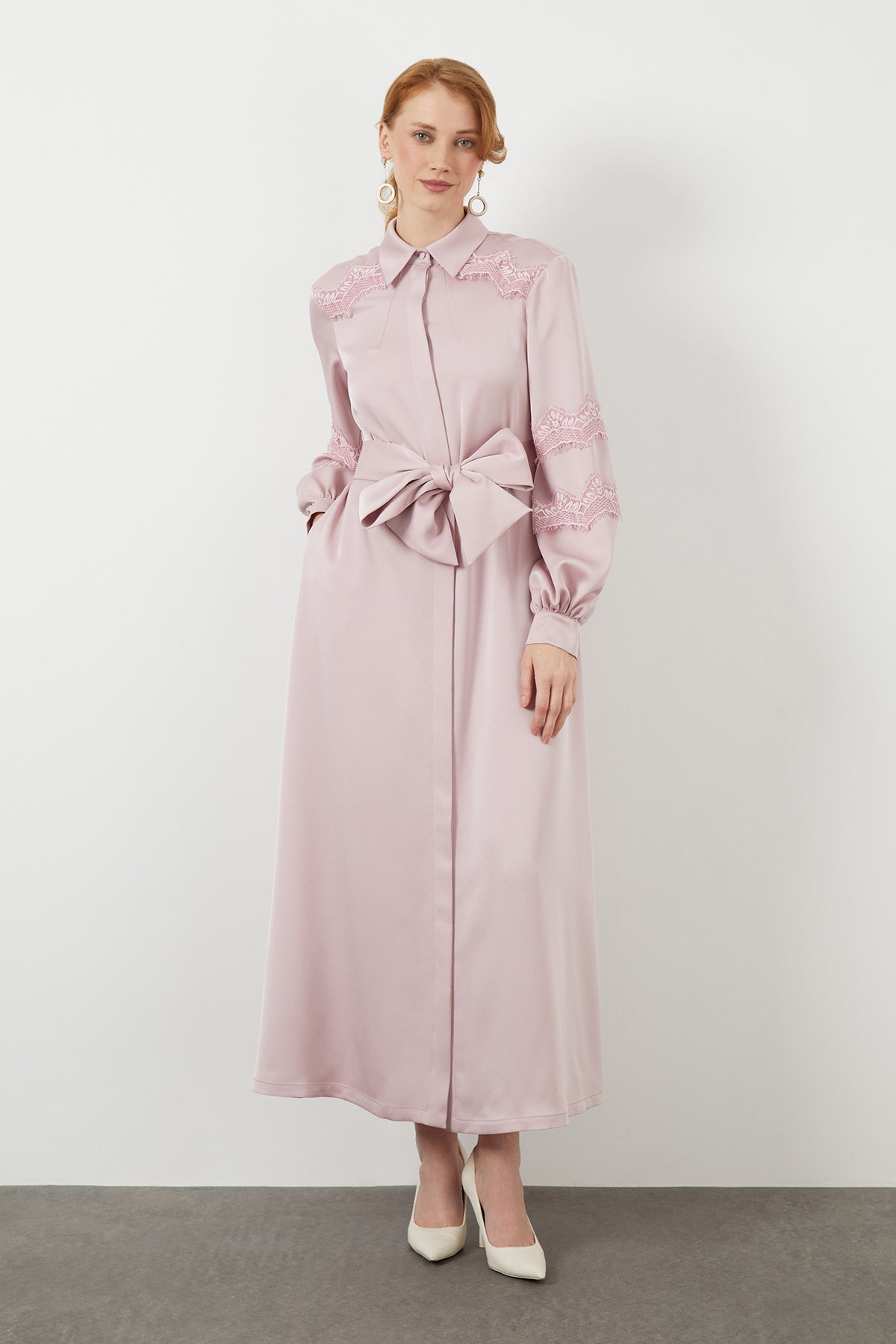 Gömlek Yaka Dantel Detaylı Seyyar Kuşaklı Maxi Elbise