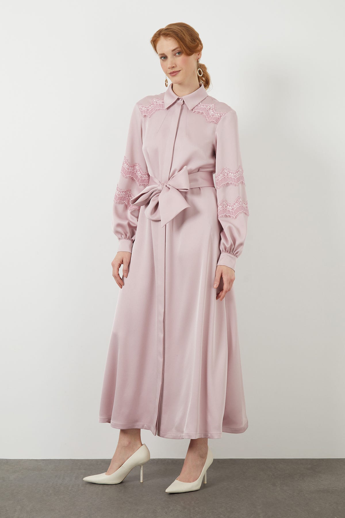 Gömlek Yaka Dantel Detaylı Seyyar Kuşaklı Maxi Elbise