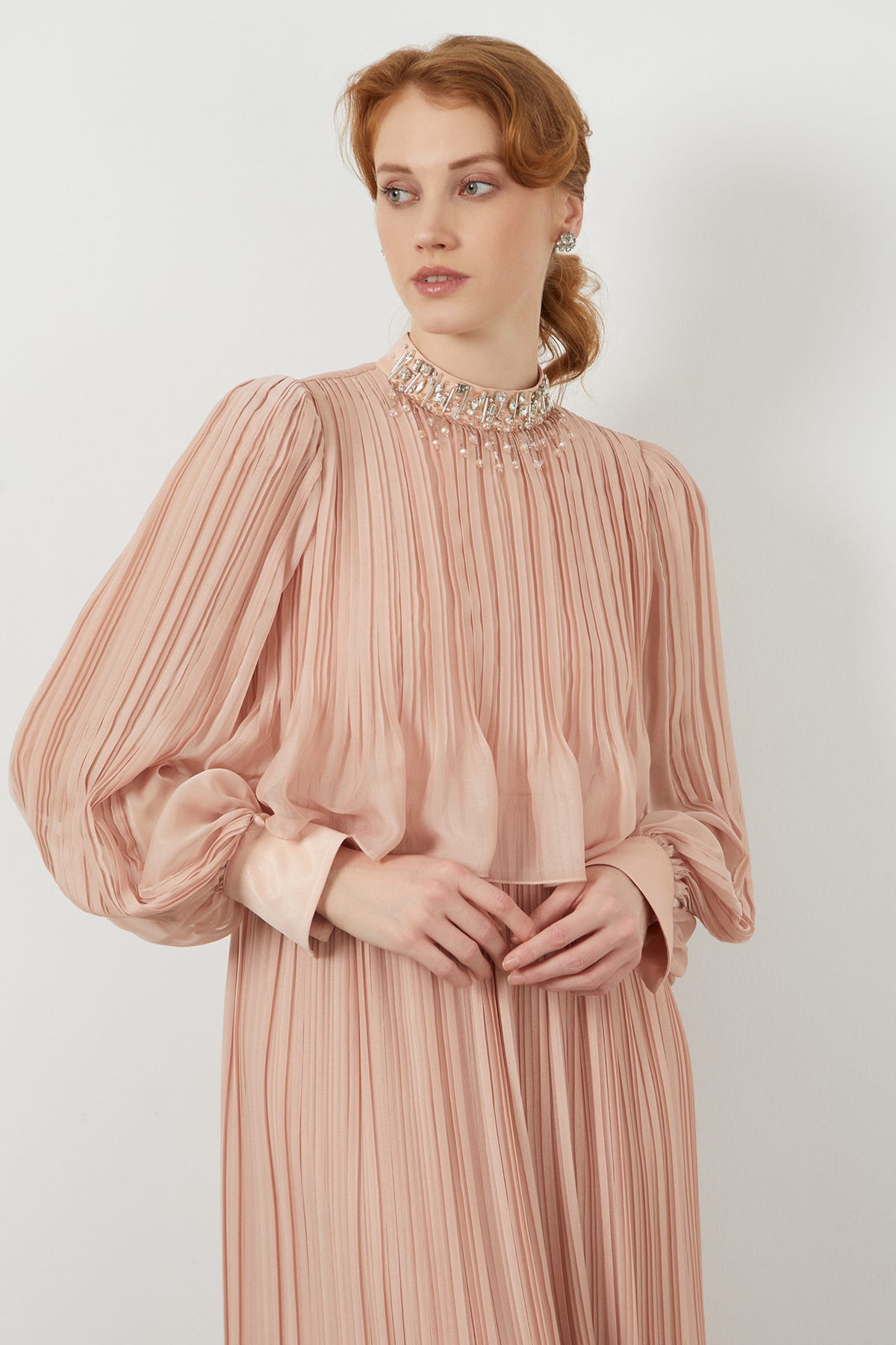 Yakası İşleme Detaylı Pliseli Uzun Boy Elbise