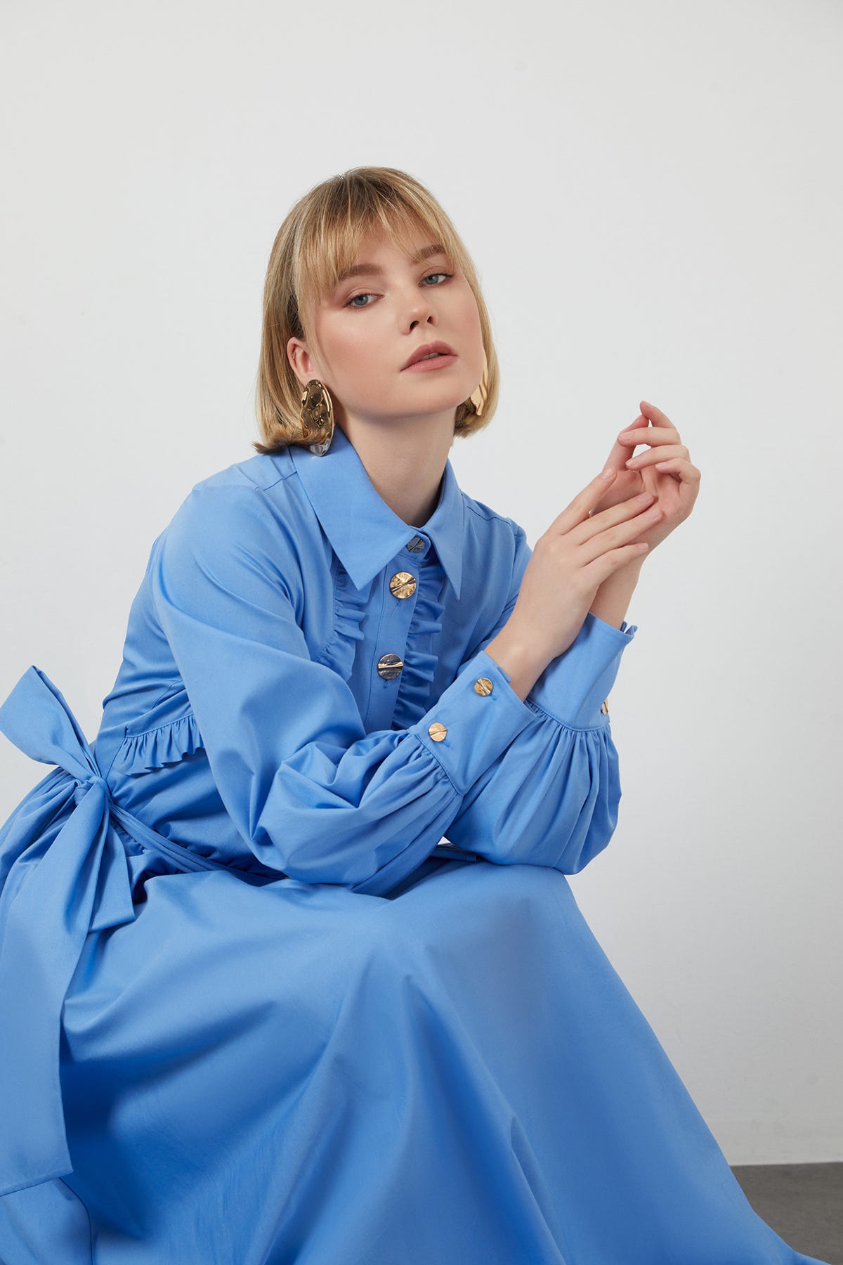 Fırfır Detaylı Kendi Kumaşından Kuşaklı Astarsız Uzun Elbise