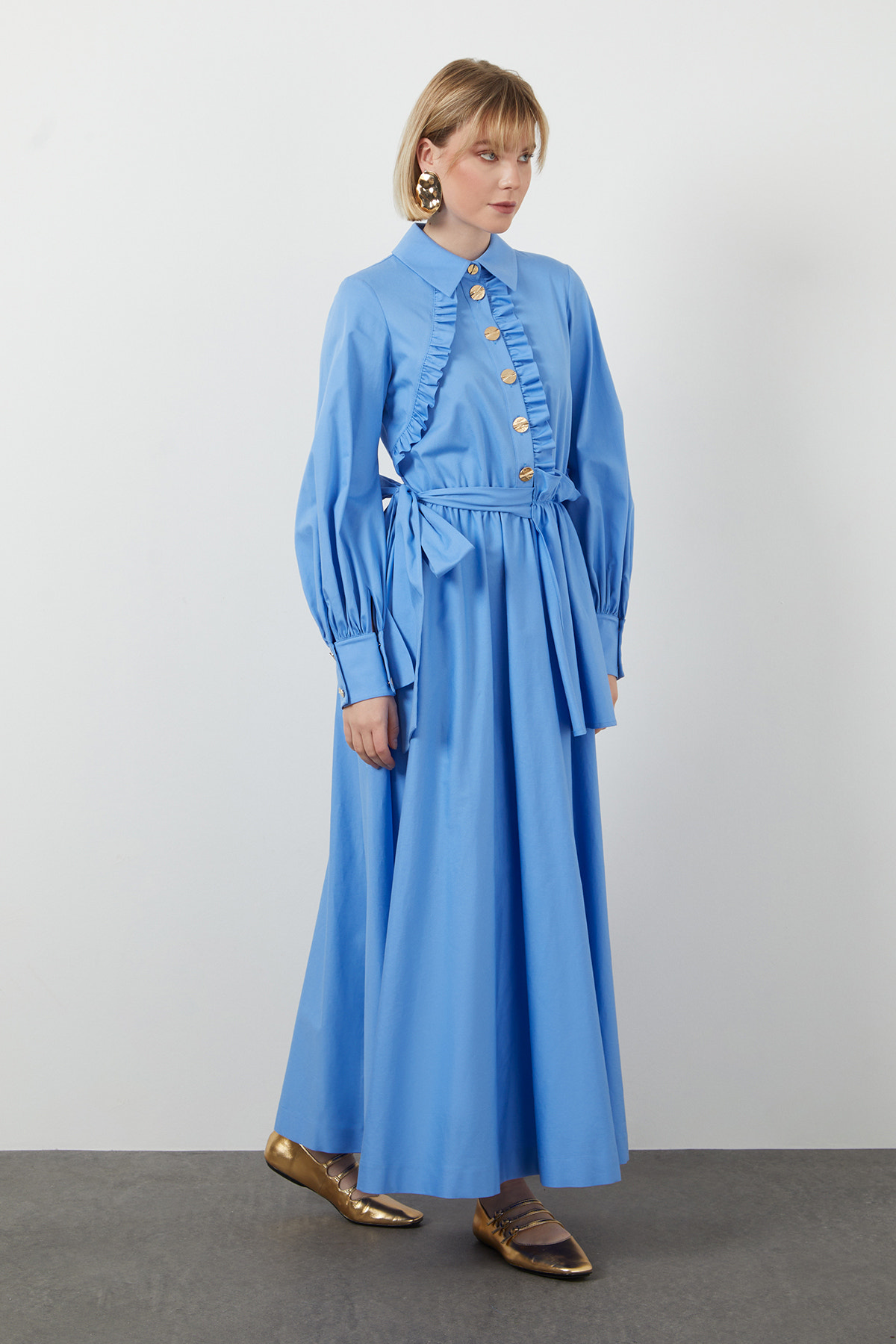 Fırfır Detaylı Kendi Kumaşından Kuşaklı Astarsız Uzun Elbise