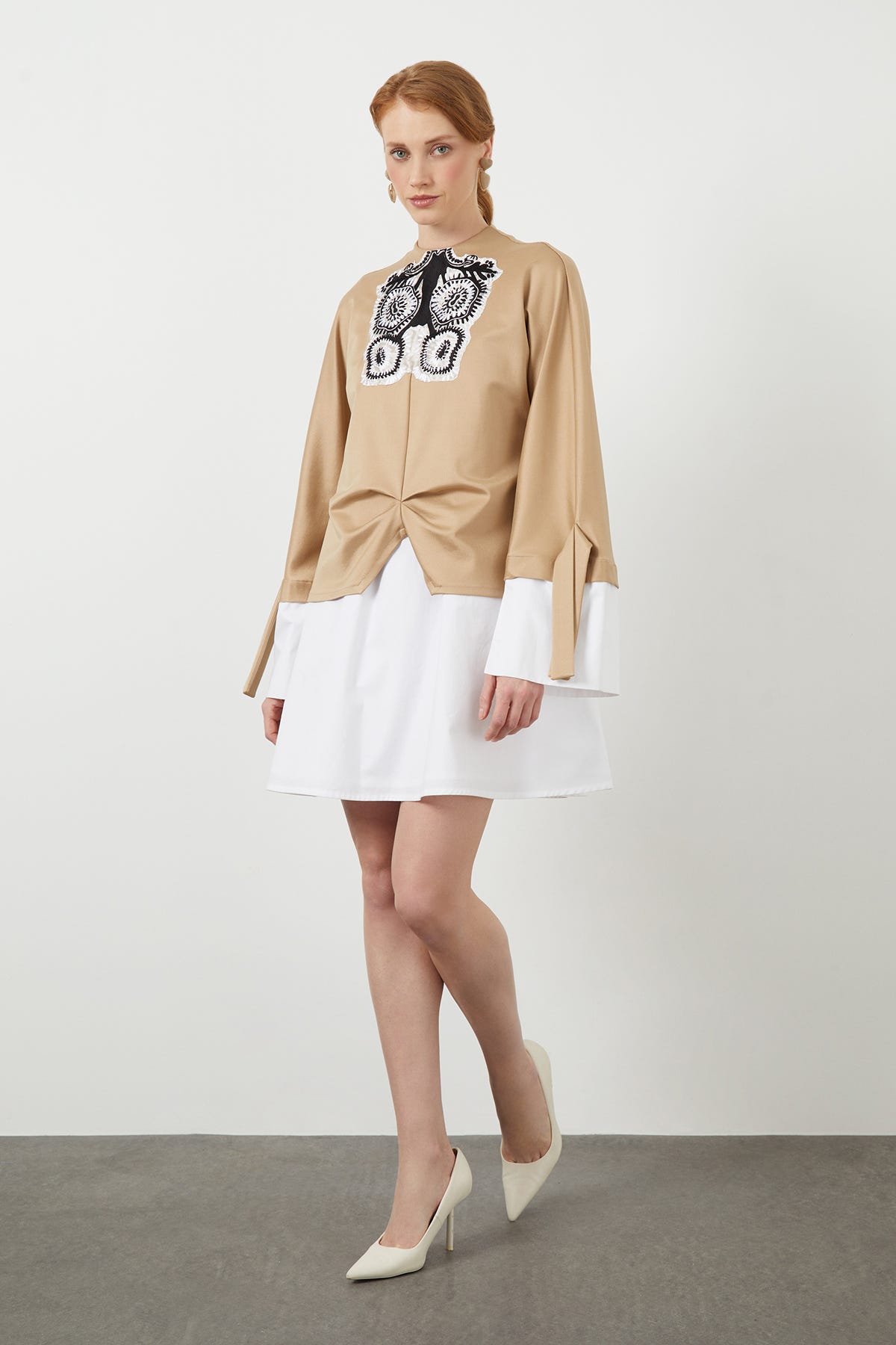 Nakış Detaylı Kol Manşet Yırtmaçlı Astarlı Mini Elbise