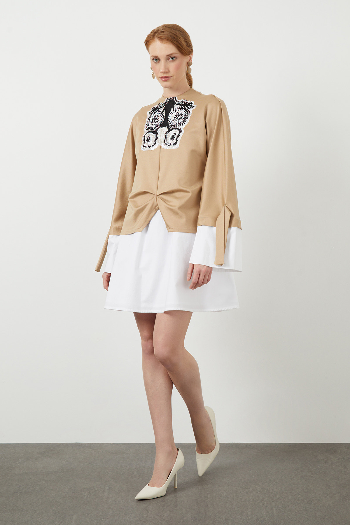 Nakış Detaylı Kol Manşet Yırtmaçlı Astarlı Mini Elbise