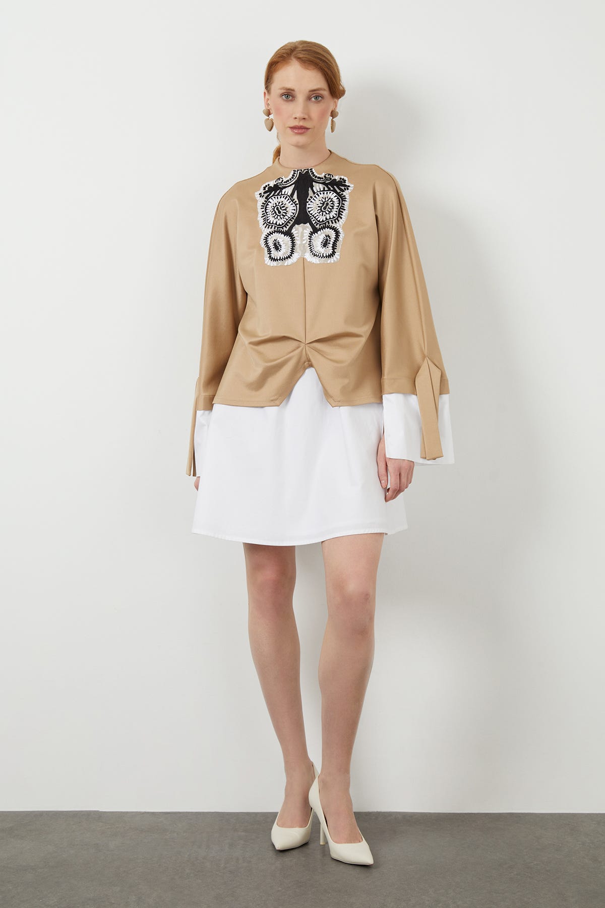 Nakış Detaylı Kol Manşet Yırtmaçlı Astarlı Mini Elbise