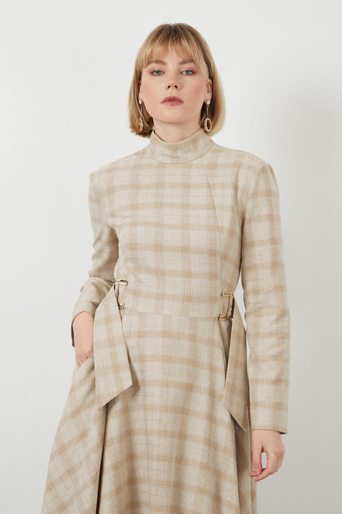 Dik Yakalı Tokalı Kuşak Detaylı Midi Boy Astarlı Elbise