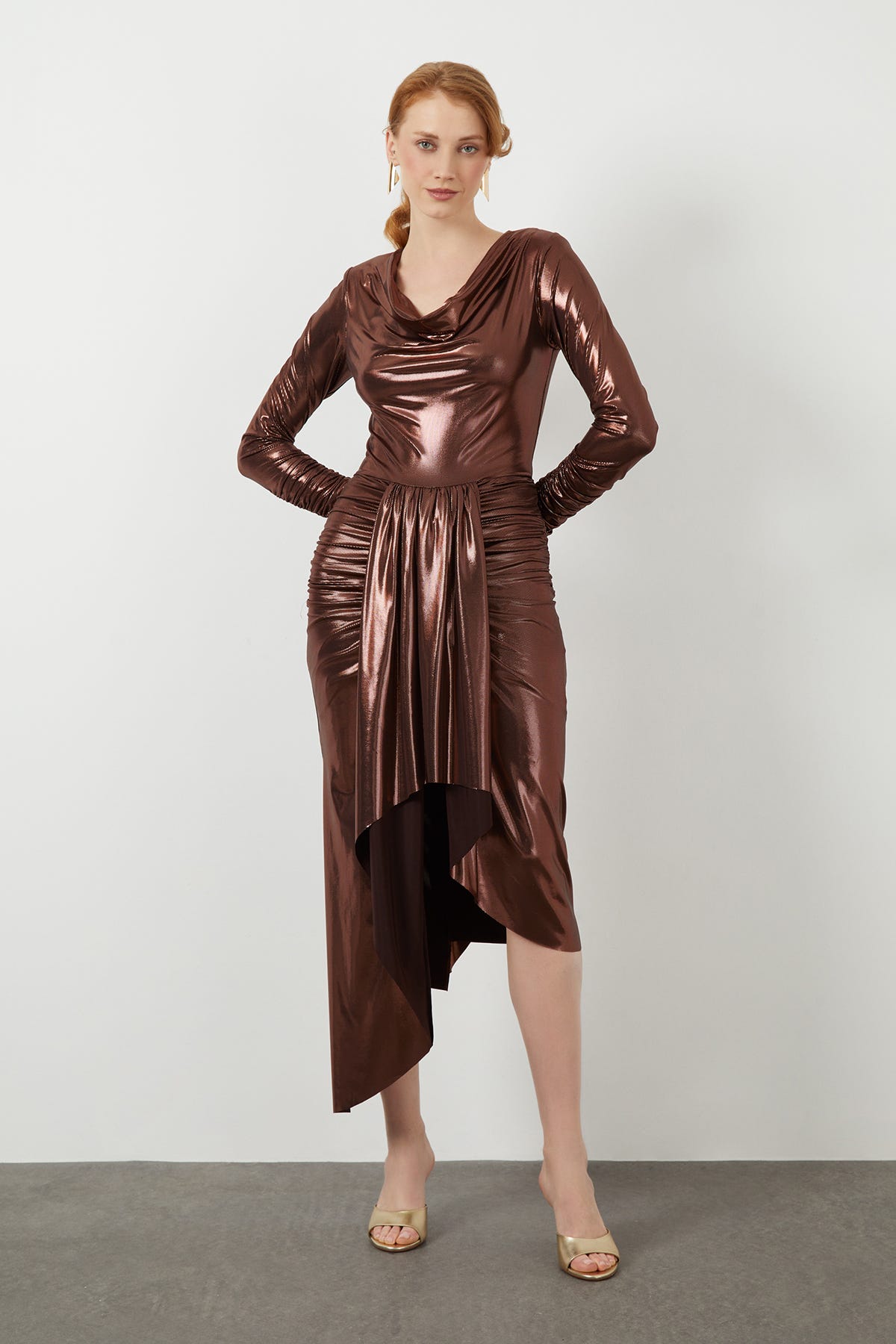 Degaje Yaka Asimetrik Etek Detaylı Metalik Midi Elbise