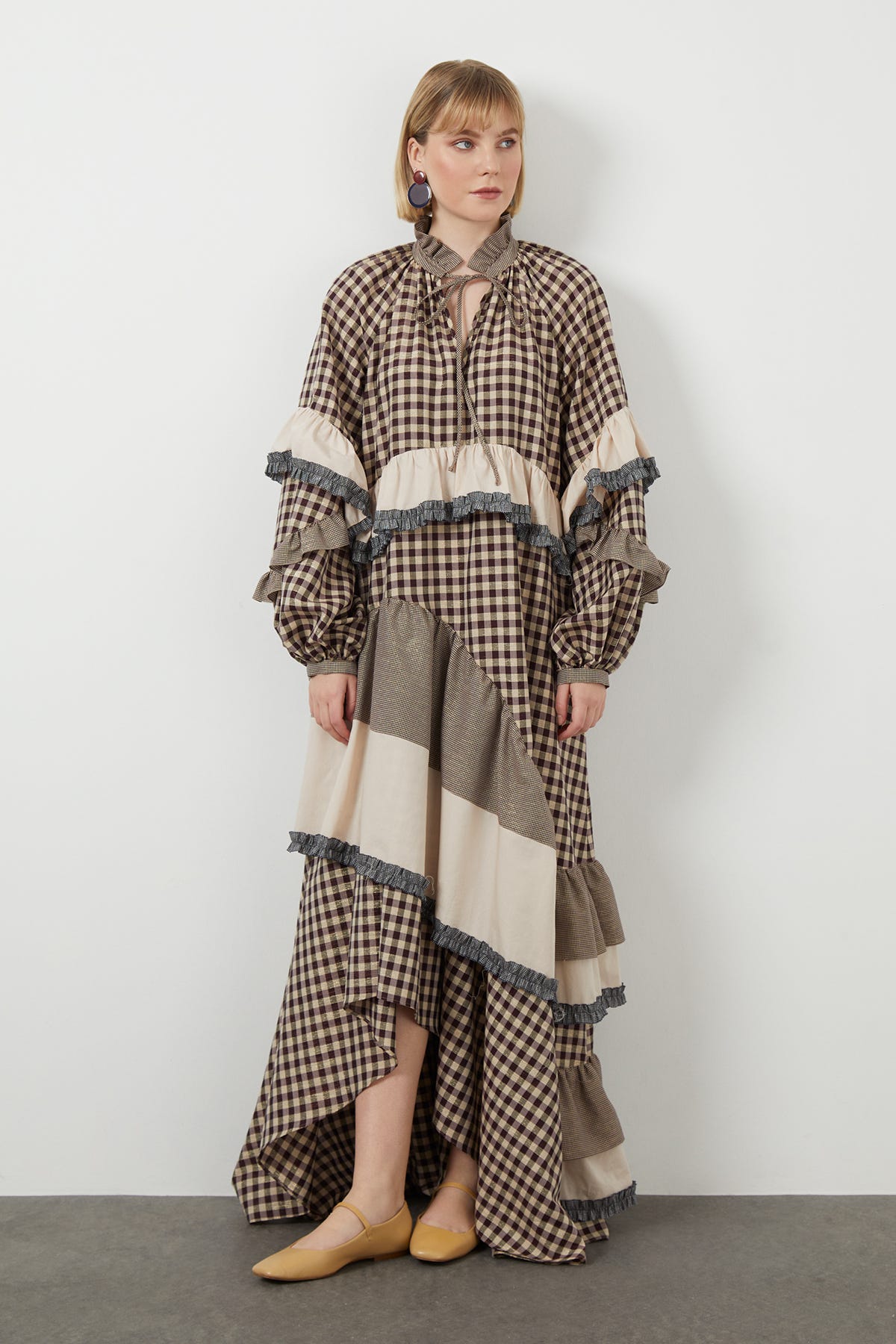 Yaka Bağcık Detaylı Volanlı Uzun Elbise