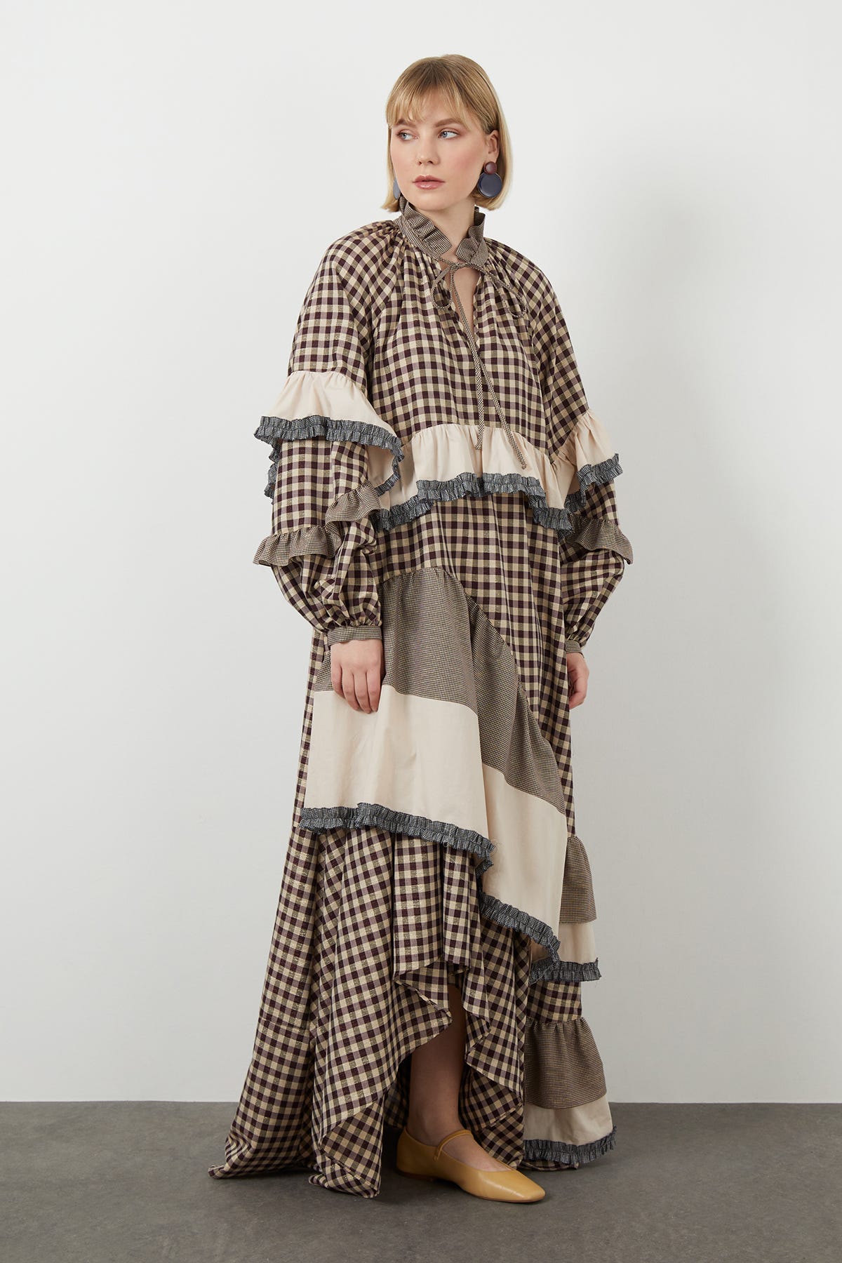 Yaka Bağcık Detaylı Volanlı Uzun Elbise