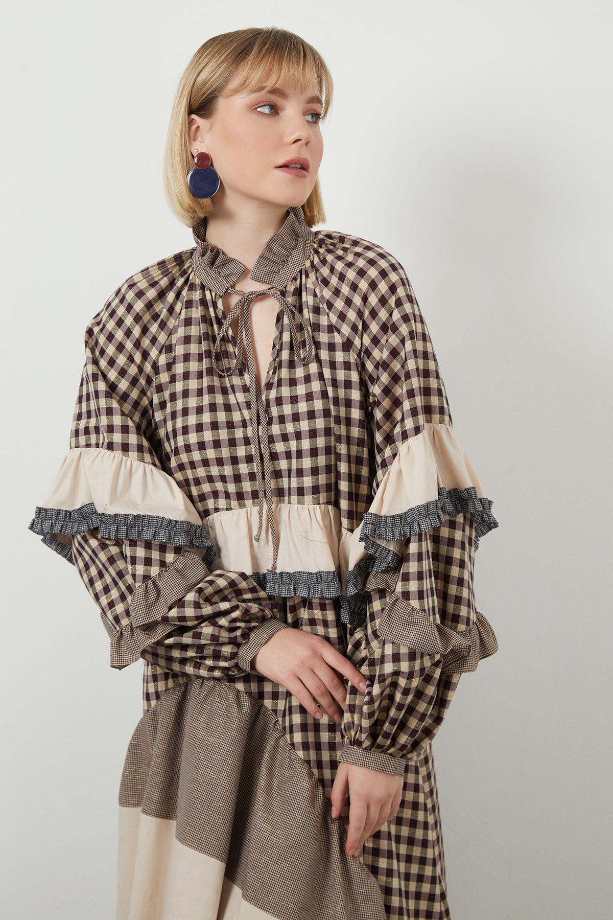 Yaka Bağcık Detaylı Volanlı Uzun Elbise