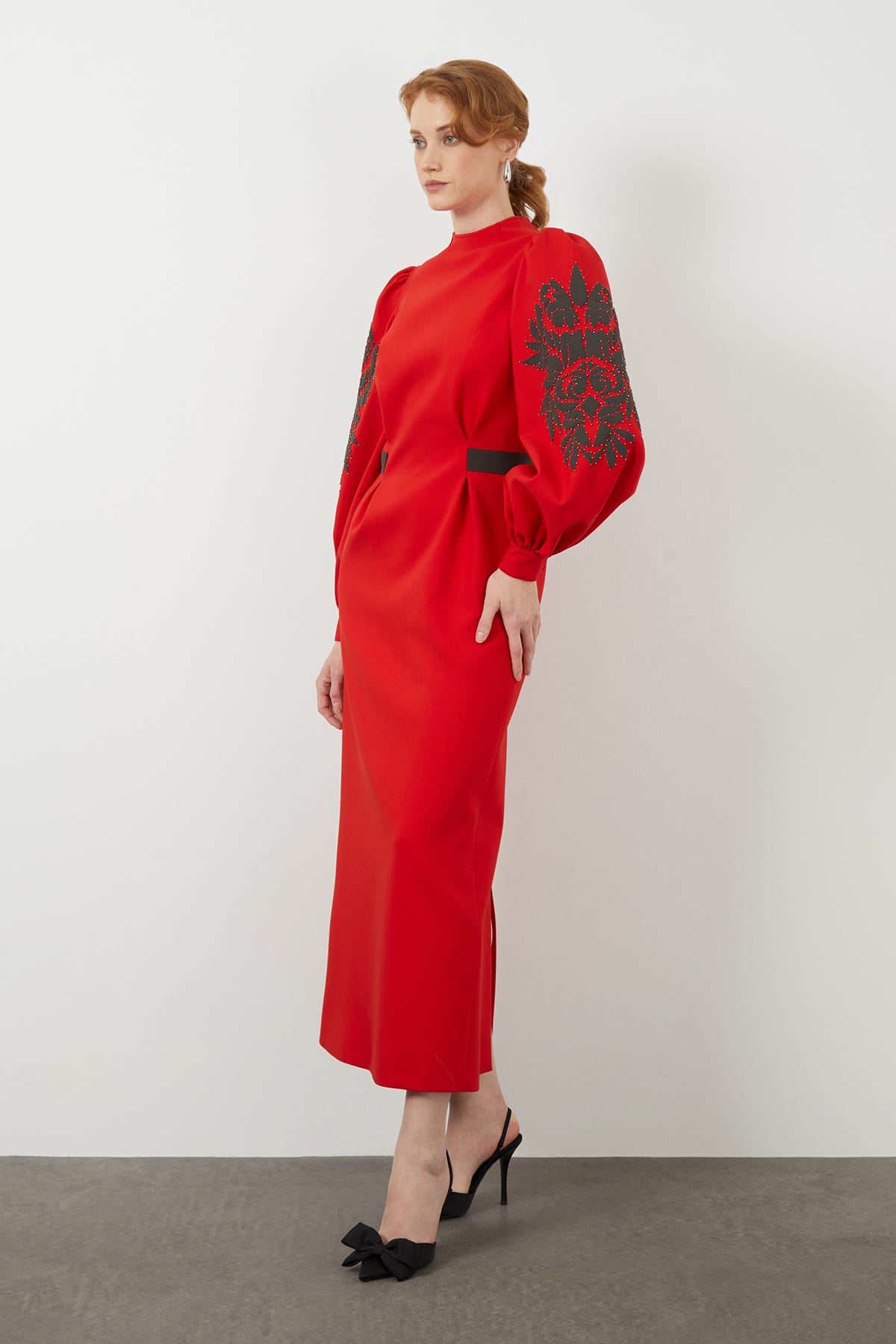 Uzun Kollu İşlemeli Yuvarlak Yaka Maxi Abiye Elbise