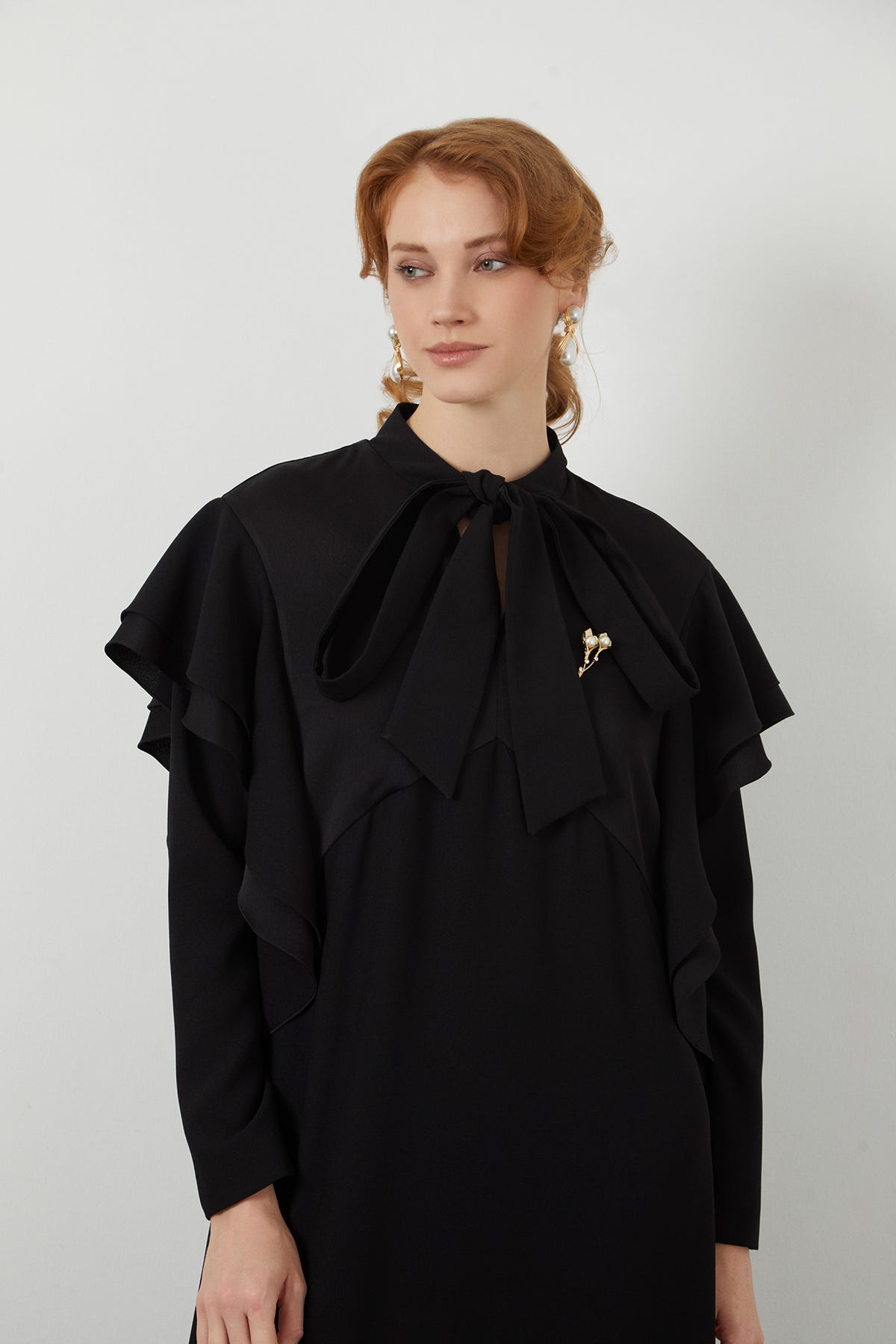 Boyundan Bağlamalı Omuzdan Volanlı Uzun Elbise