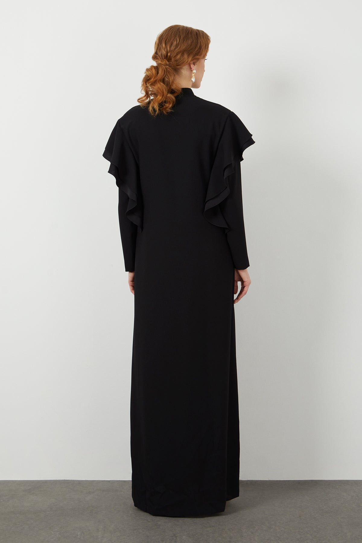 Boyundan Bağlamalı Omuzdan Volanlı Uzun Elbise