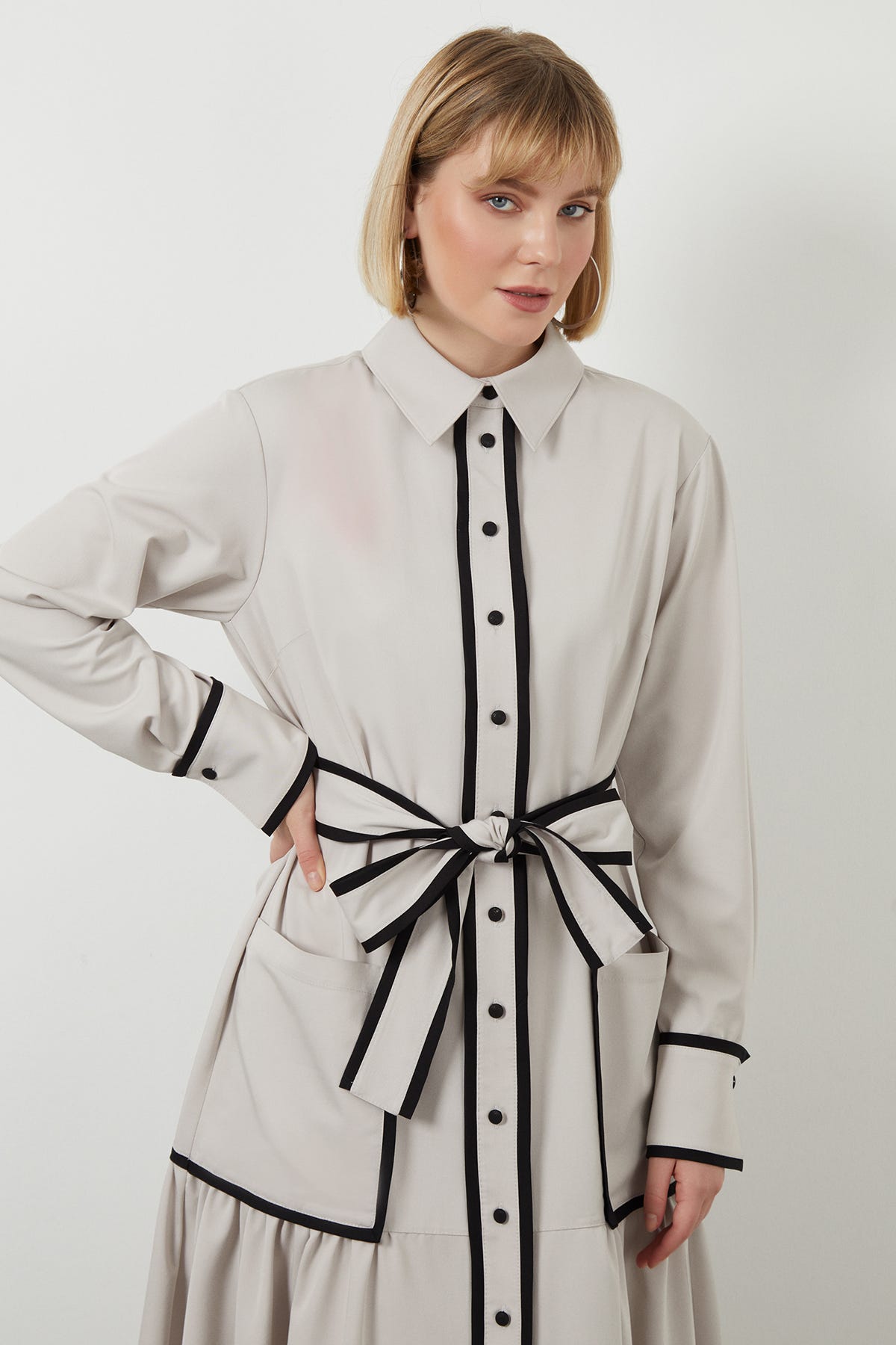 Seyyar Kuşaklı Düğme Kapamalı Midi Elbise