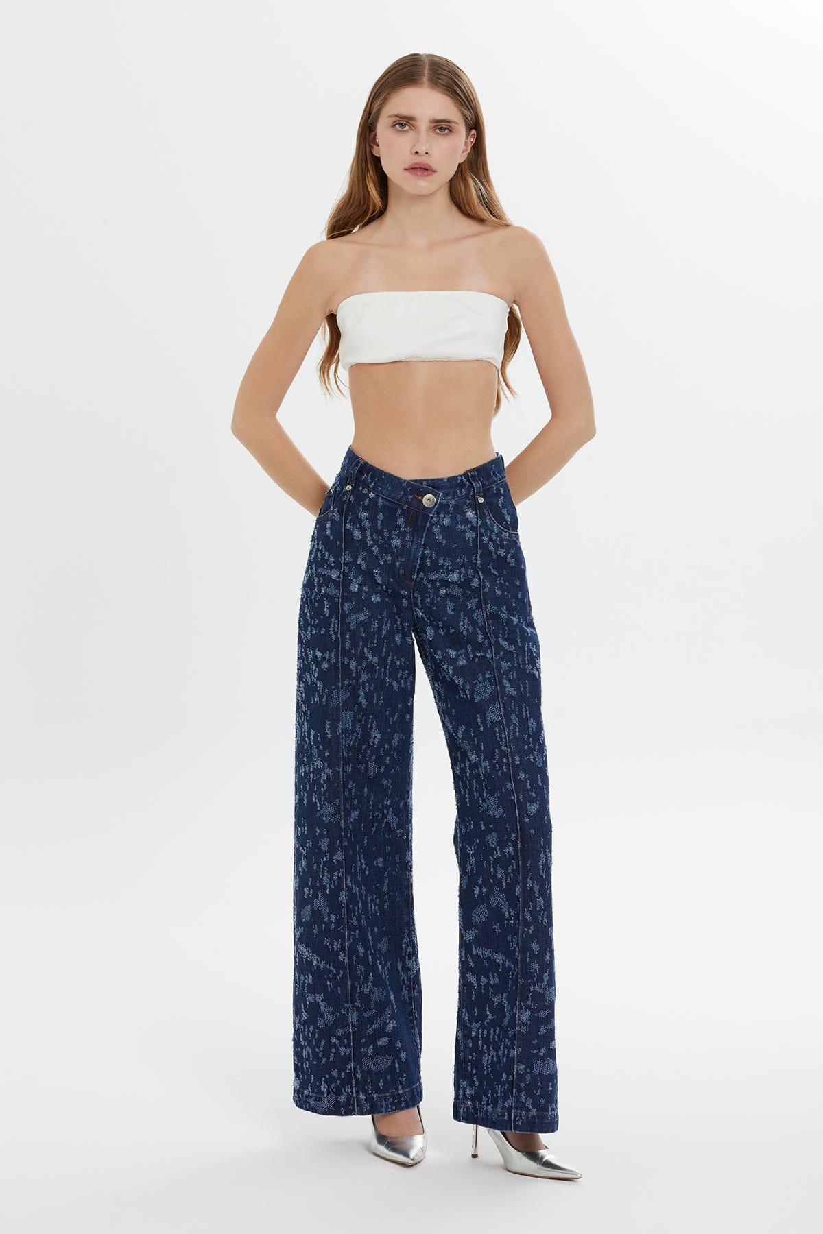 Kemer Ve Düğme Detaylı Önden Tek Pileli Geniş Paça Denim Pantolon