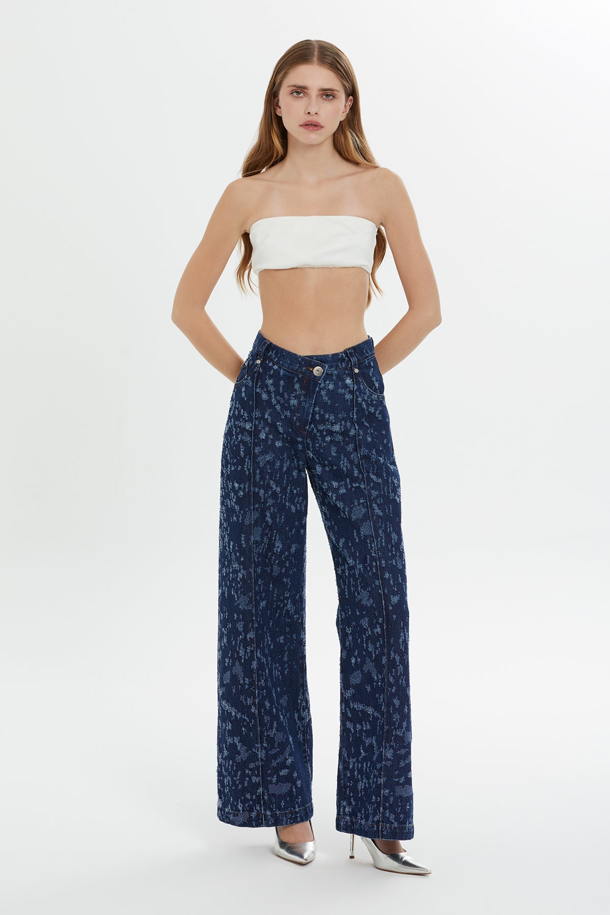 Kemer Ve Düğme Detaylı Önden Tek Pileli Geniş Paça Denim Pantolon