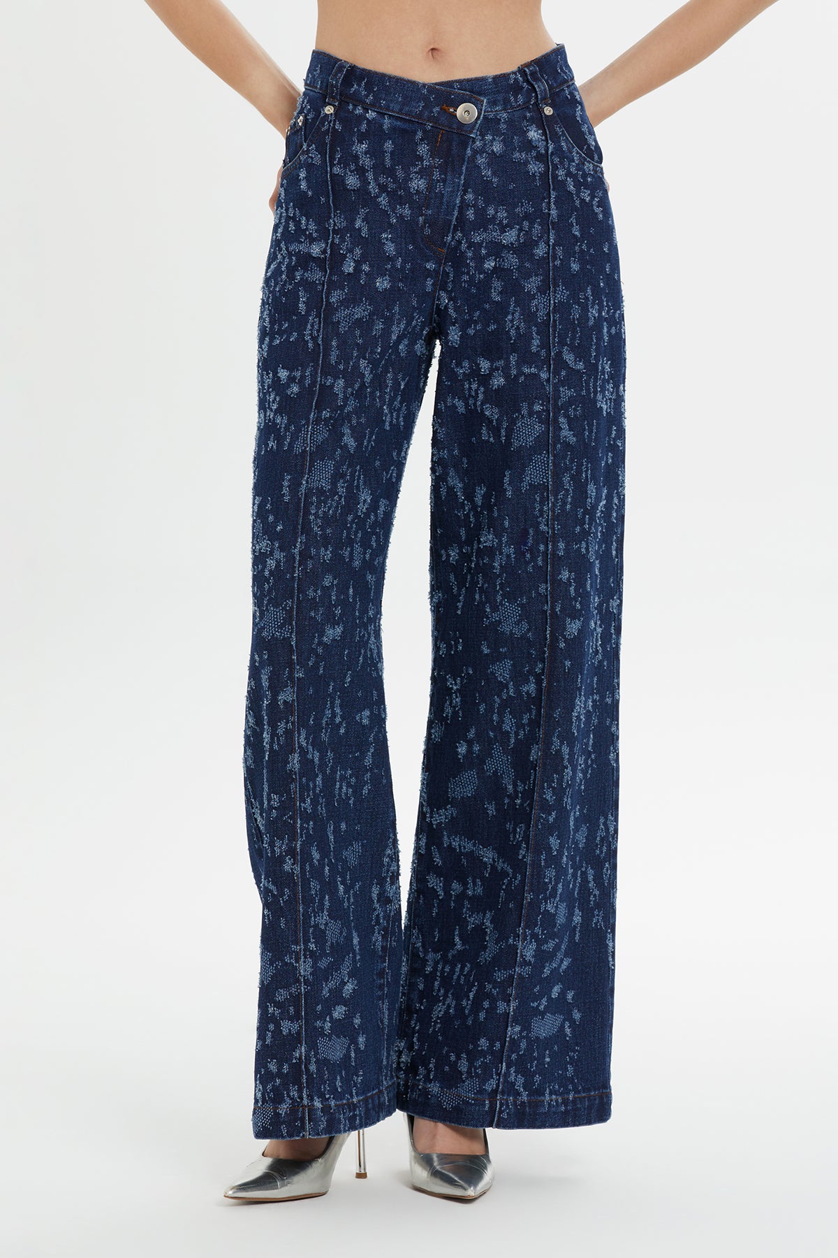 Kemer Ve Düğme Detaylı Önden Tek Pileli Geniş Paça Denim Pantolon