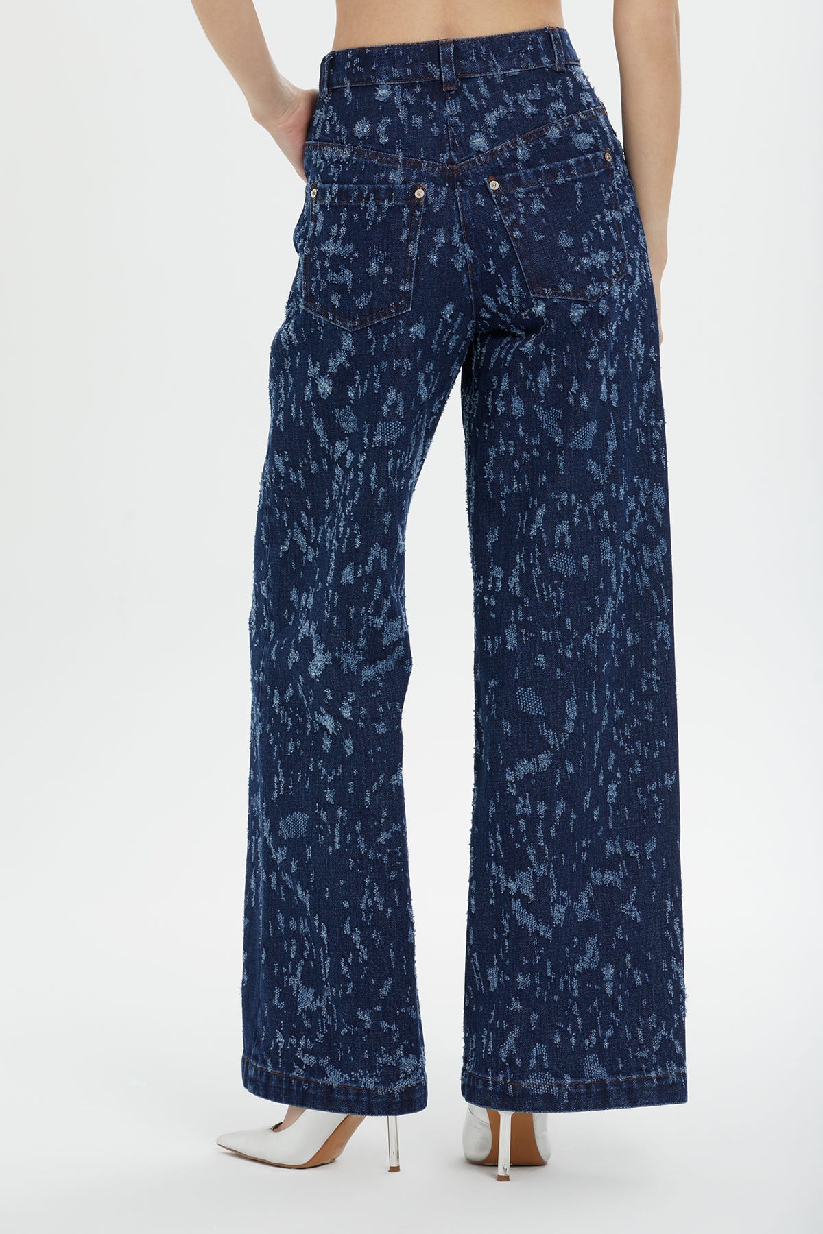 Kemer Ve Düğme Detaylı Önden Tek Pileli Geniş Paça Denim Pantolon