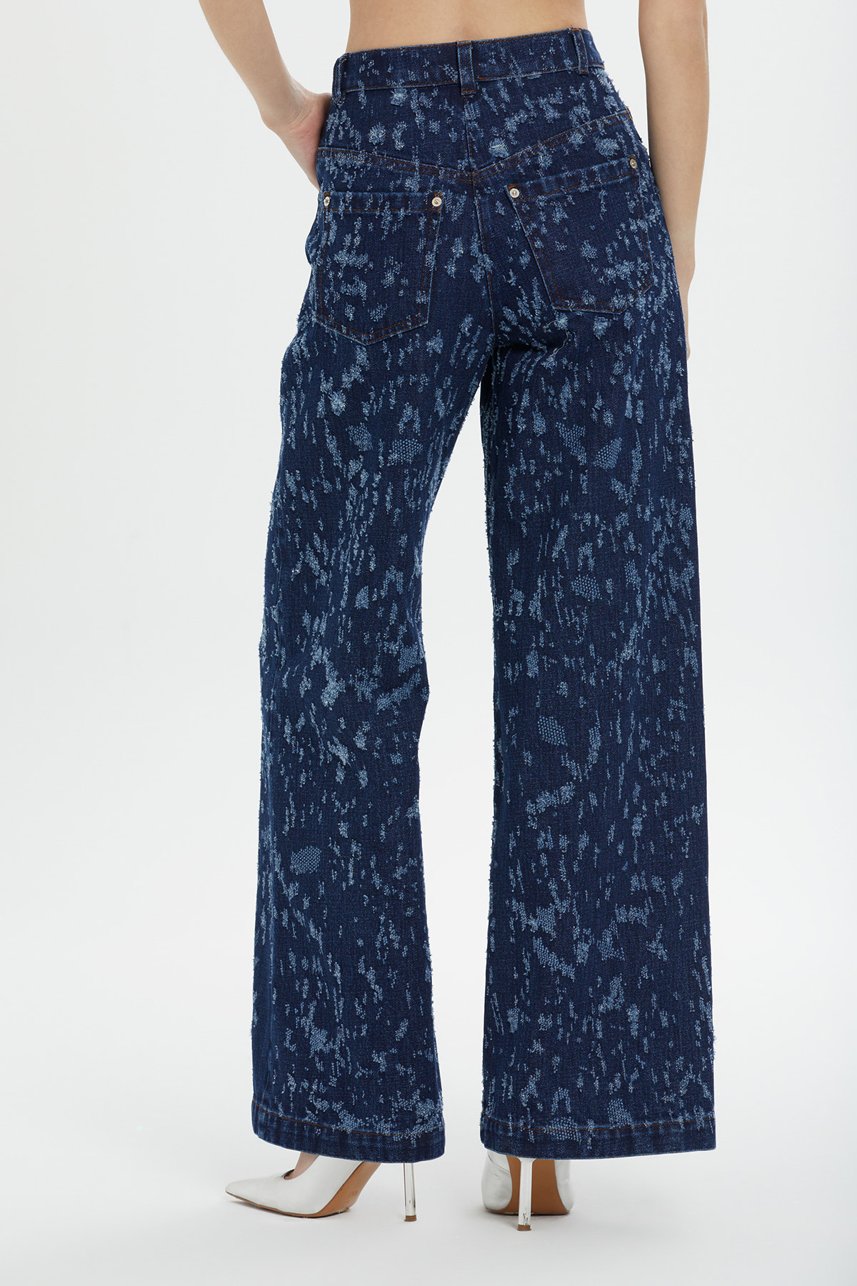 Kemer Ve Düğme Detaylı Önden Tek Pileli Geniş Paça Denim Pantolon